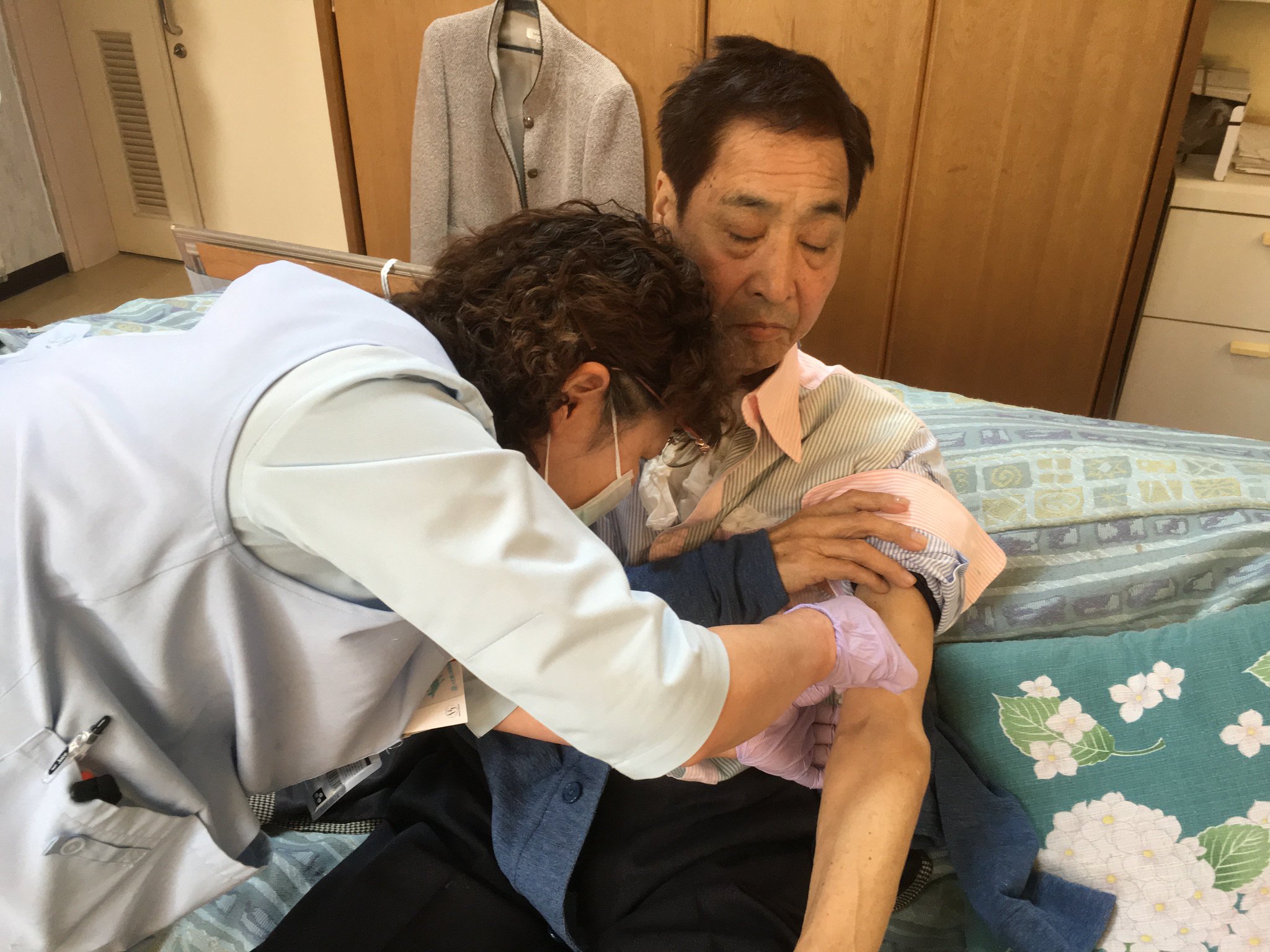 看護師さんがMr.ハタの腕に薬を貼る。この薬は強力な麻薬だから素手では触れない。(1年前の英語版ツイートを元に再現しています) https://t.co/5WbFMSwnrn