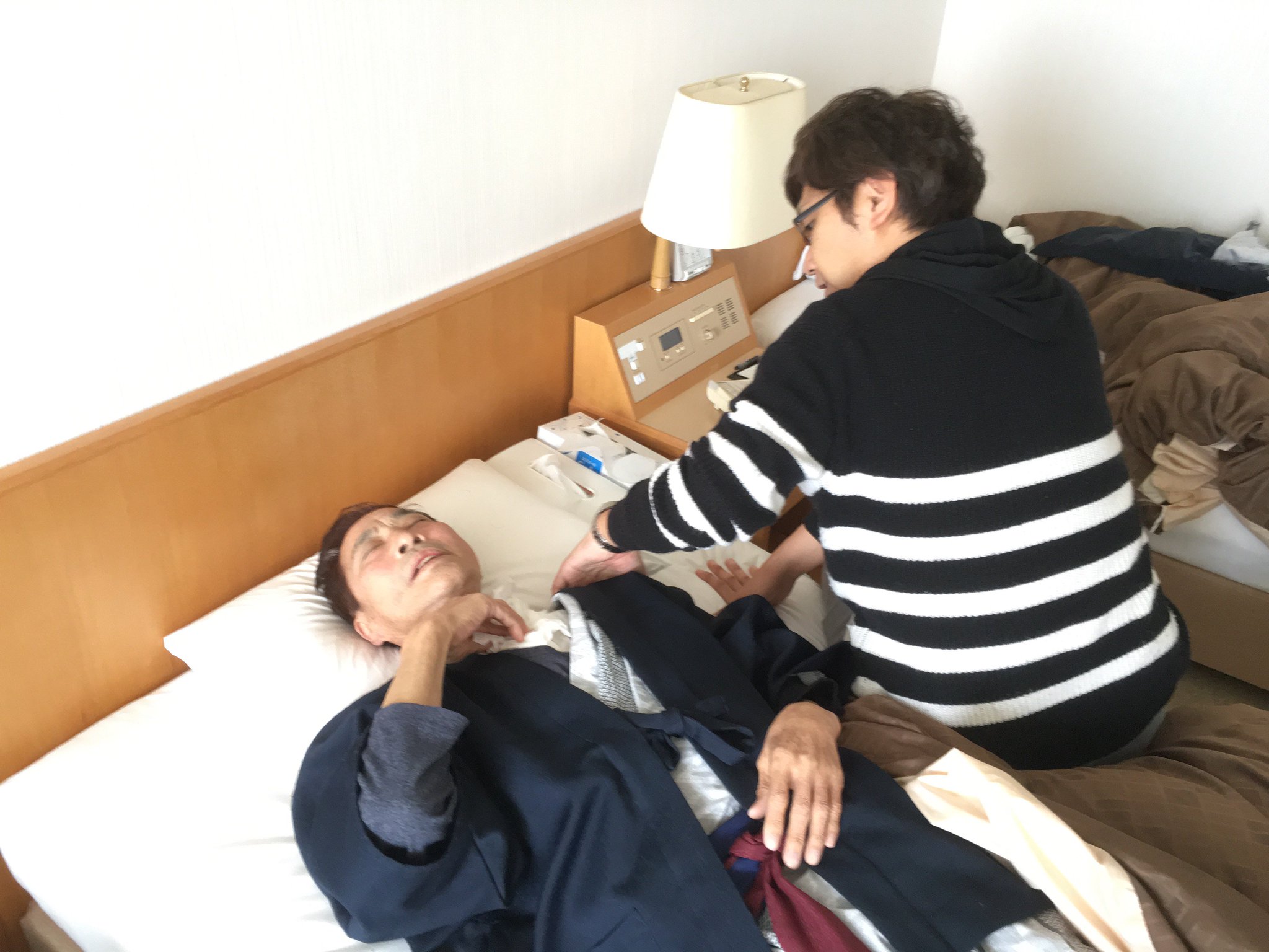 朝食後、Mr.ハタは横になる。宝さんは肩をさすり。この3日間で、30年間で初めて触れたときだった。(1年前の英語版ツイートを元に再現しています) https://t.co/g53a8WtIwf