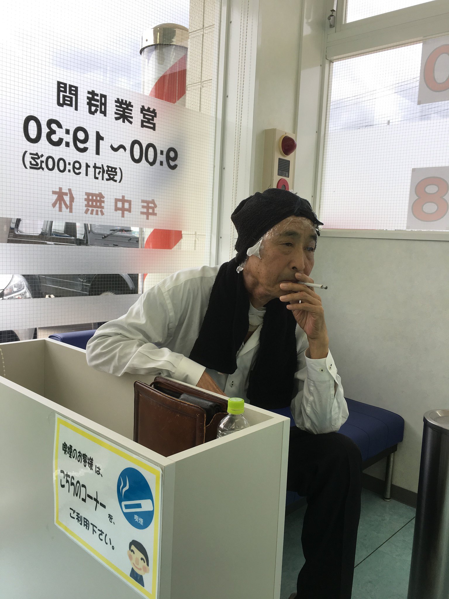 末期がんに歯向かって、髪を染めている間にMr.ハタは一服中。(1年前の英語版ツイートを元に再現しています) https://t.co/zXLcorkJOC