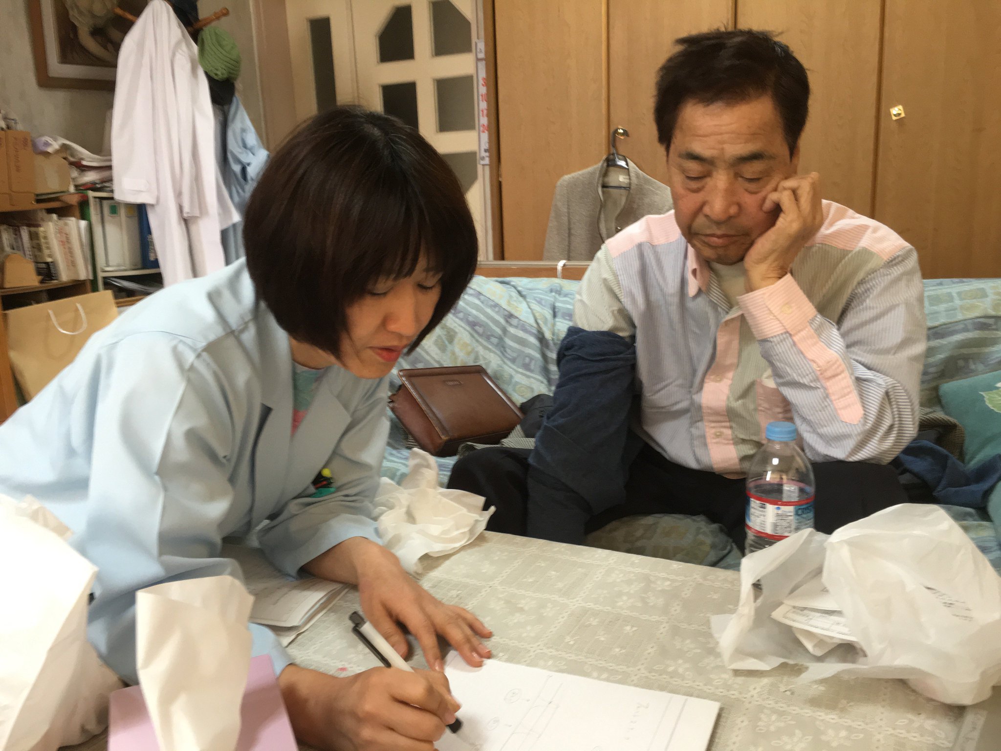 Mr.ハタの主治医は彼に痛み止めの服用量とその仕方を説明。(1年前の英語版ツイートを元に再現しています) https://t.co/Lb5Ovn25ux