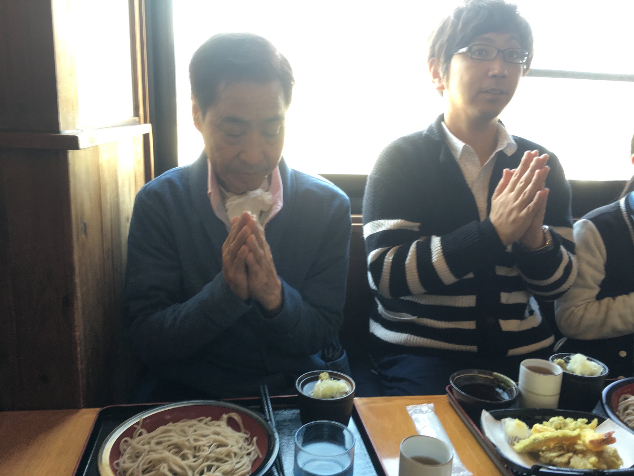 具合が悪くてもMr.ハタはＴと彼の家族と一緒に昼食を食べる。地元で有名なそば屋にて。 https://t.co/K0GZGedLB7