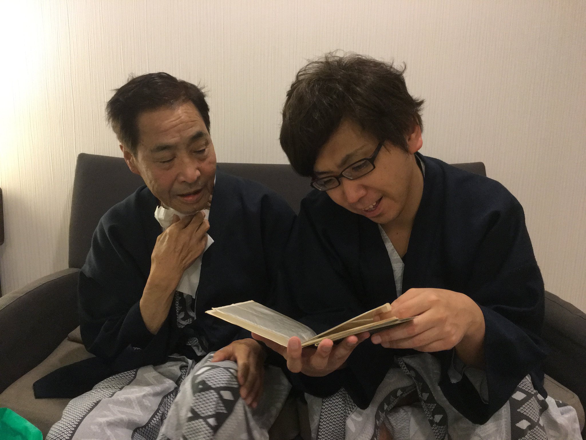 Mr.ハタは、自分がＴと同じくらいの年だった時レストランを経営していたことを話す。父と息子が笑い合う。(1年前の英語版ツイートを元に再現しています) https://t.co/aKDFwOs01h
