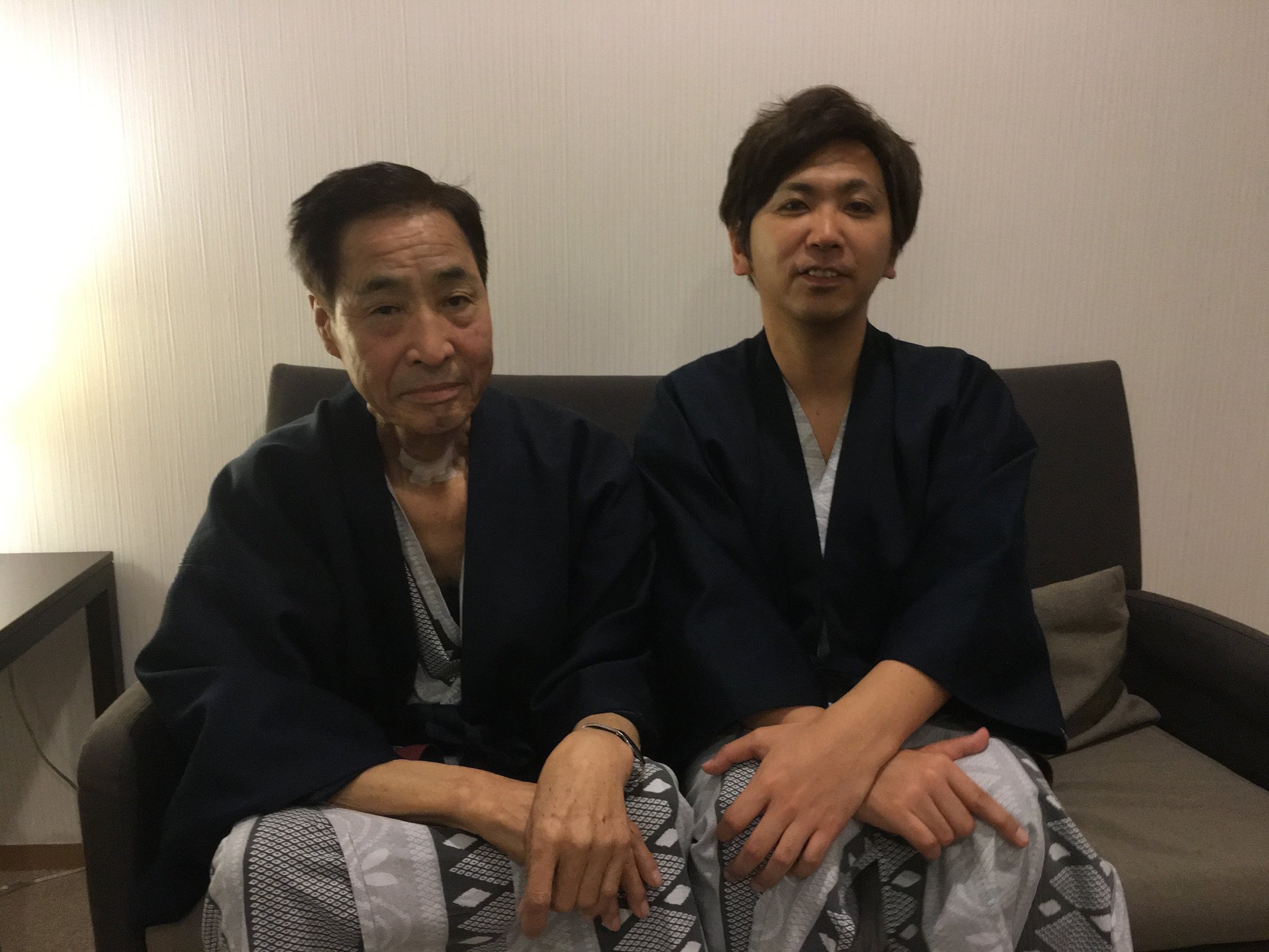 夕食後に写真撮影。過去の辛い記憶と、今の楽しい記憶。(1年前の英語版ツイートを元に再現しています) https://t.co/oUmgerrW94