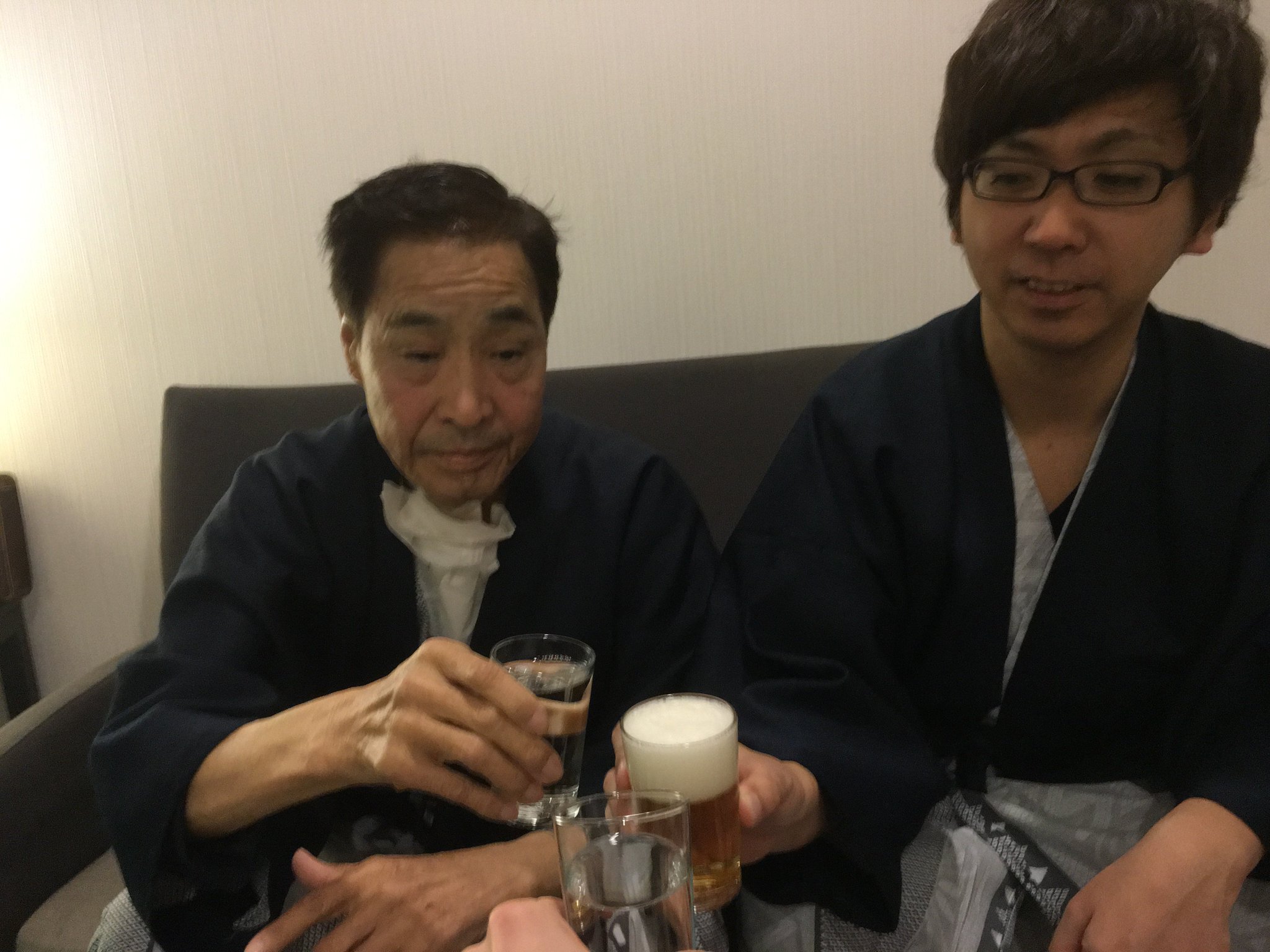 Mr.ハタと息子の乾杯。Mr.ハタはアルバムを取り出して息子に写真を見せる。(1年前の英語版ツイートを元に再現しています) https://t.co/UQ5zcGtYld