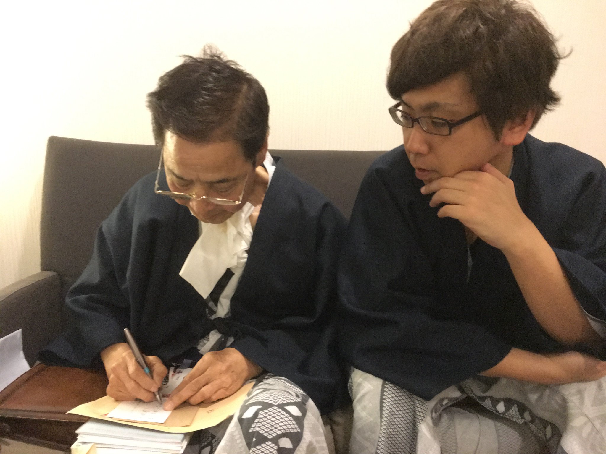 Mr.ハタは昨日息子からもらった万年筆で写真に何か書き込む。(1年前の英語版ツイートを元に再現しています) https://t.co/dMqKlv3qiX
