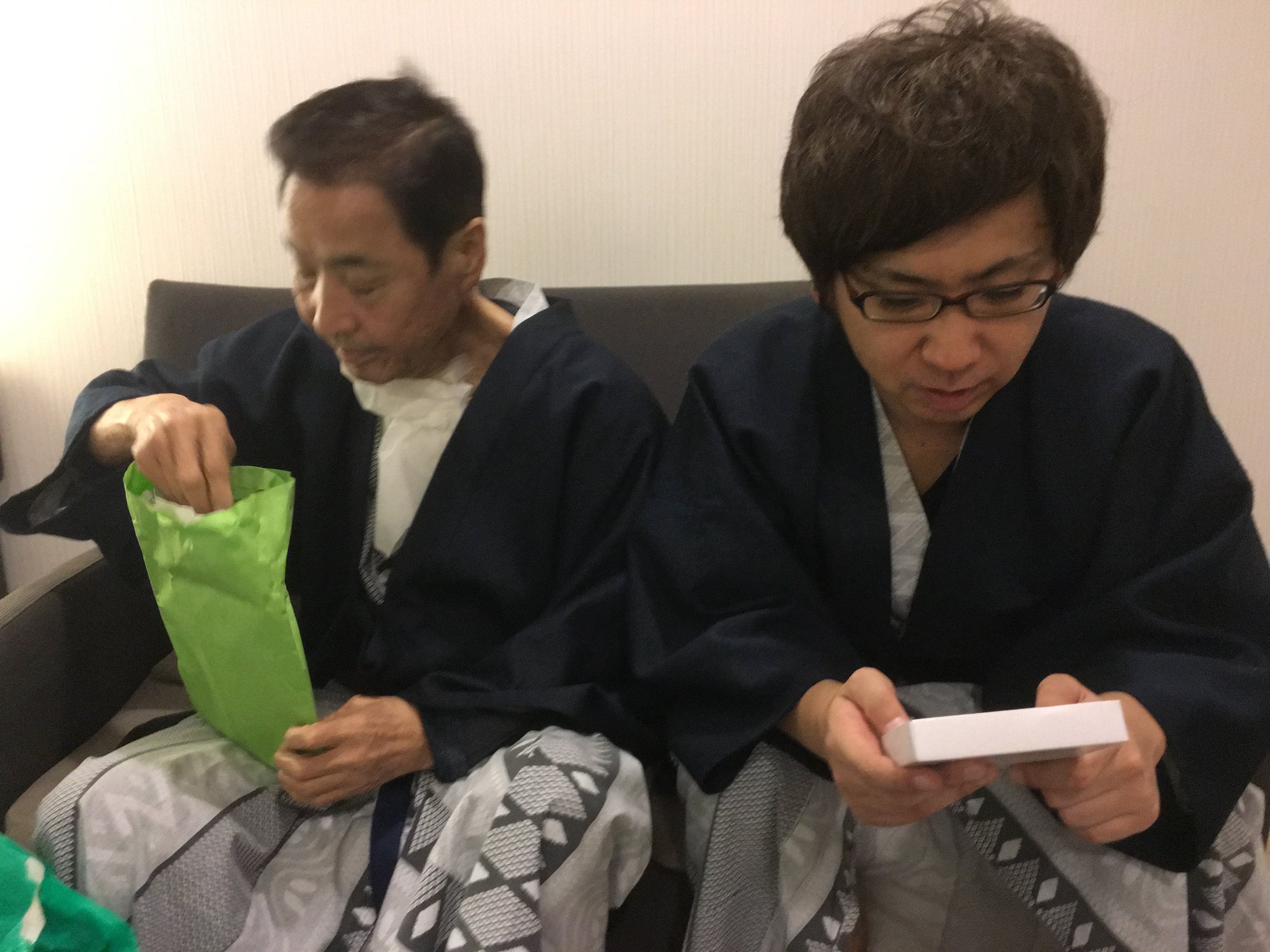 Mr.ハタはもう2枚の写真を宝さんに見せて尋ねる。死んだときの写真はどっちが良いだろう。(1年前の英語版ツイートを元に再現しています) https://t.co/xBElcGm5is