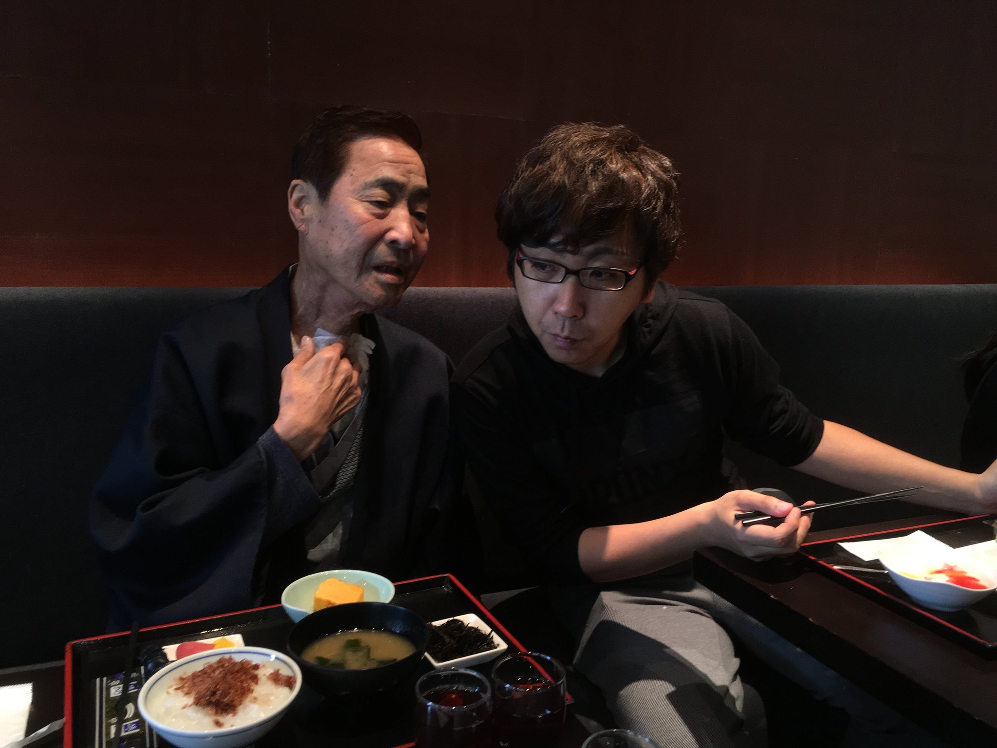 父と息子の穏やかな朝食の時間。一日を温泉で一緒に過ごせることを噛みしめながら。(1年前の英語版ツイートを元に再現しています) https://t.co/nox5NSjPIN