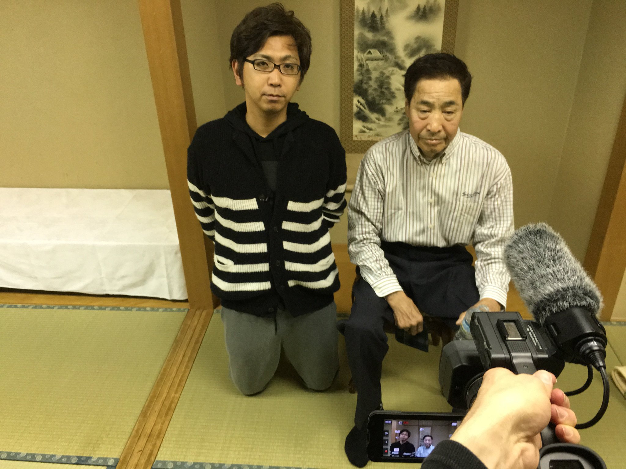 私はMr.ハタに、息子といるこの時間についての想いを撮影してもいいか尋ねる。彼の答えはイエス、宝さんも加わってくれた。(1年前の英語版ツイートを元に再現しています) https://t.co/AwRGSHkxy5