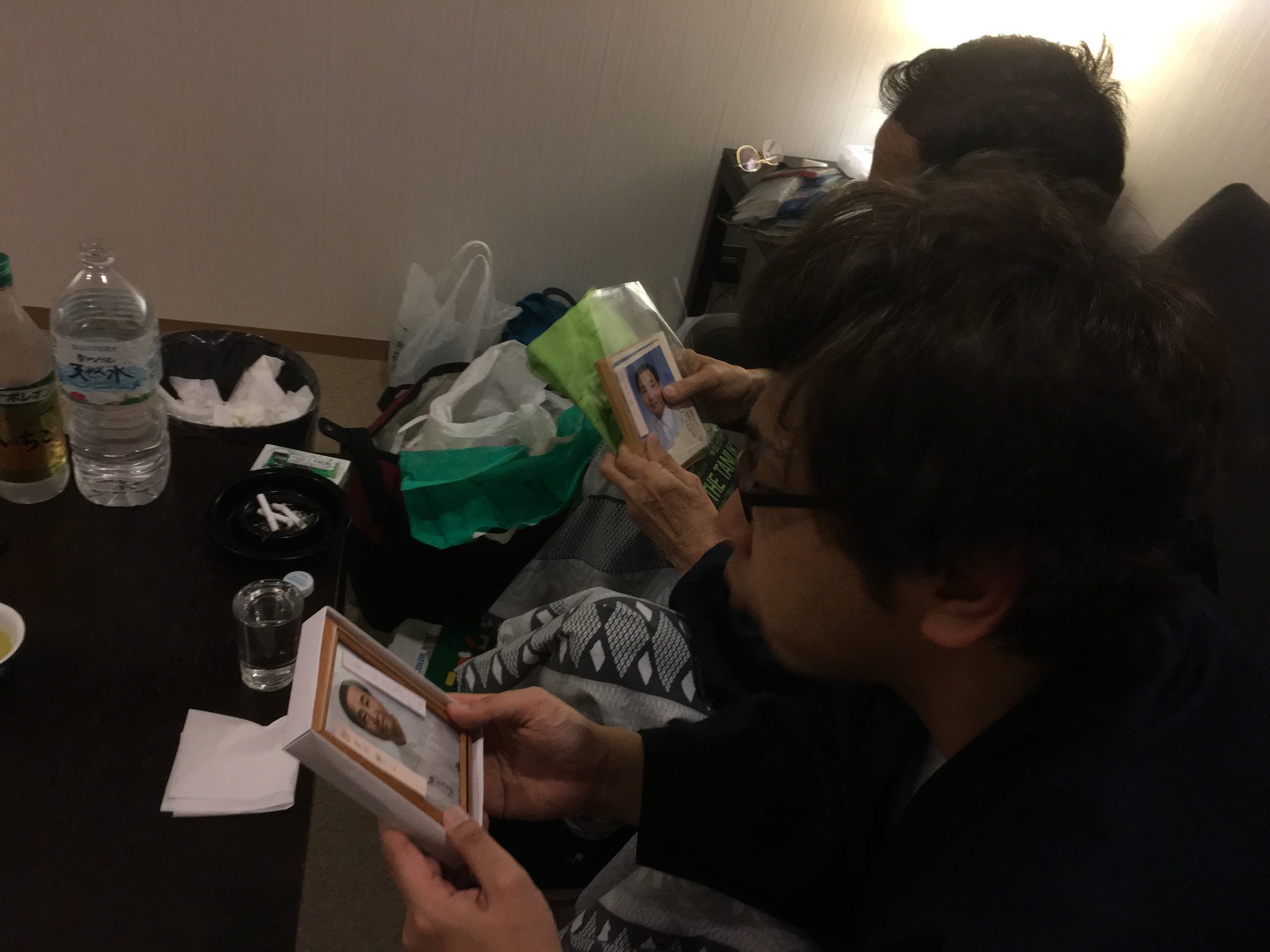 2枚をじっくり見た後で、「こっち」。Mr.ハタはそれを手に取り、そこに写った自分の顔をじっと見つめる。(1年前の英語版ツイートを元に再現しています) https://t.co/eyWwxyaVM0