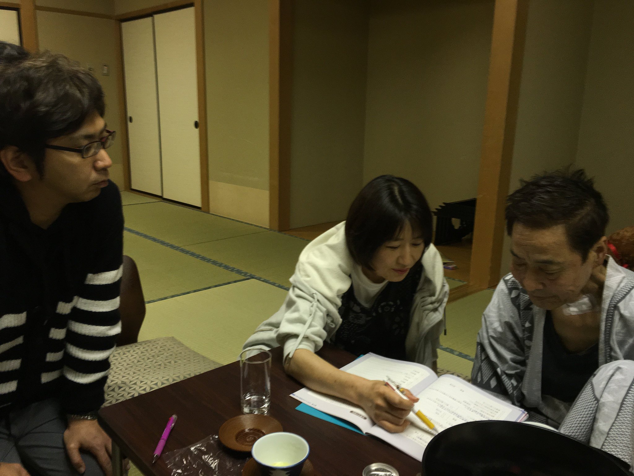 今田先生はMr.ハタに「エンディングノート」を渡し、家族へのメッセージや葬式に関する希望を書くように言う。(1年前の英語版ツイートを元に再現しています) https://t.co/yogLtWPlap