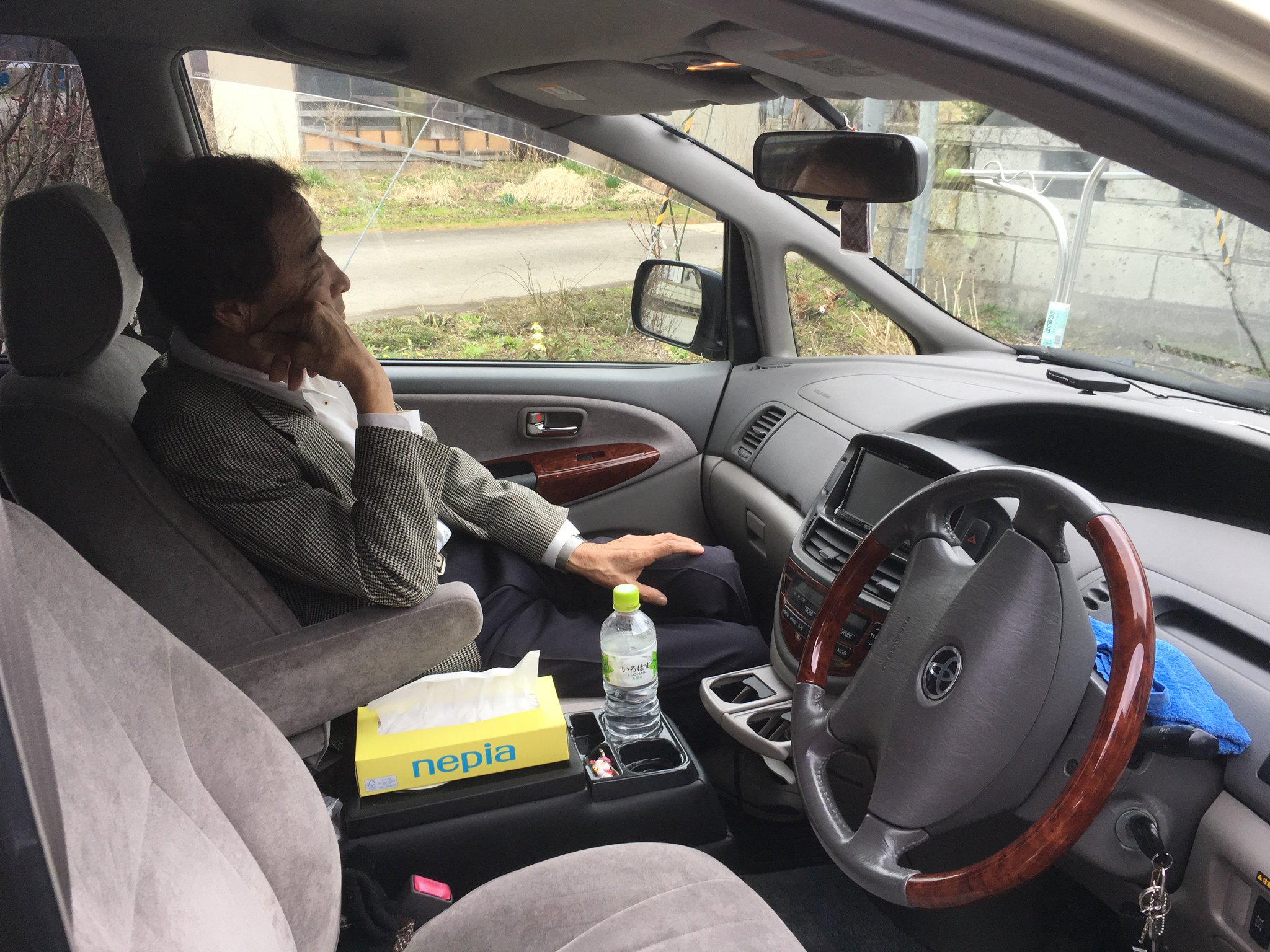 がんが転移し、Mr.ハタはもう運転できなくなった。彼は私に、30年会っていない息子Ｔに会いに車で連れていってほしいと頼んだ。(1年前の英語版ツイートを元に再現しています) https://t.co/BYvCbSWDdt