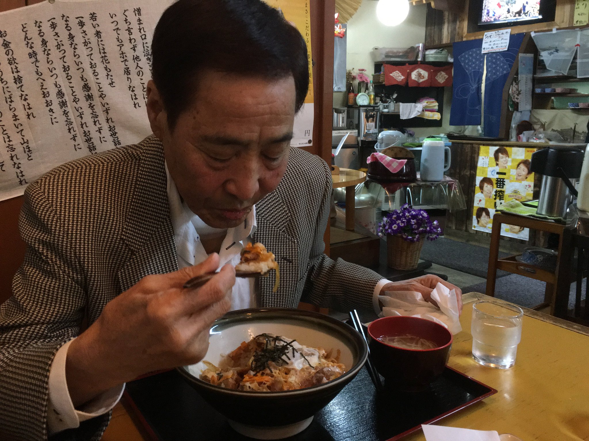 昼食。今夜彼と一緒に息子Ｔと家族の写真を撮ってもよいか相談。Ｔに会ったらに聞いてみよう。(1年前の英語版ツイートを元に再現しています) https://t.co/Mn1j98c8bn