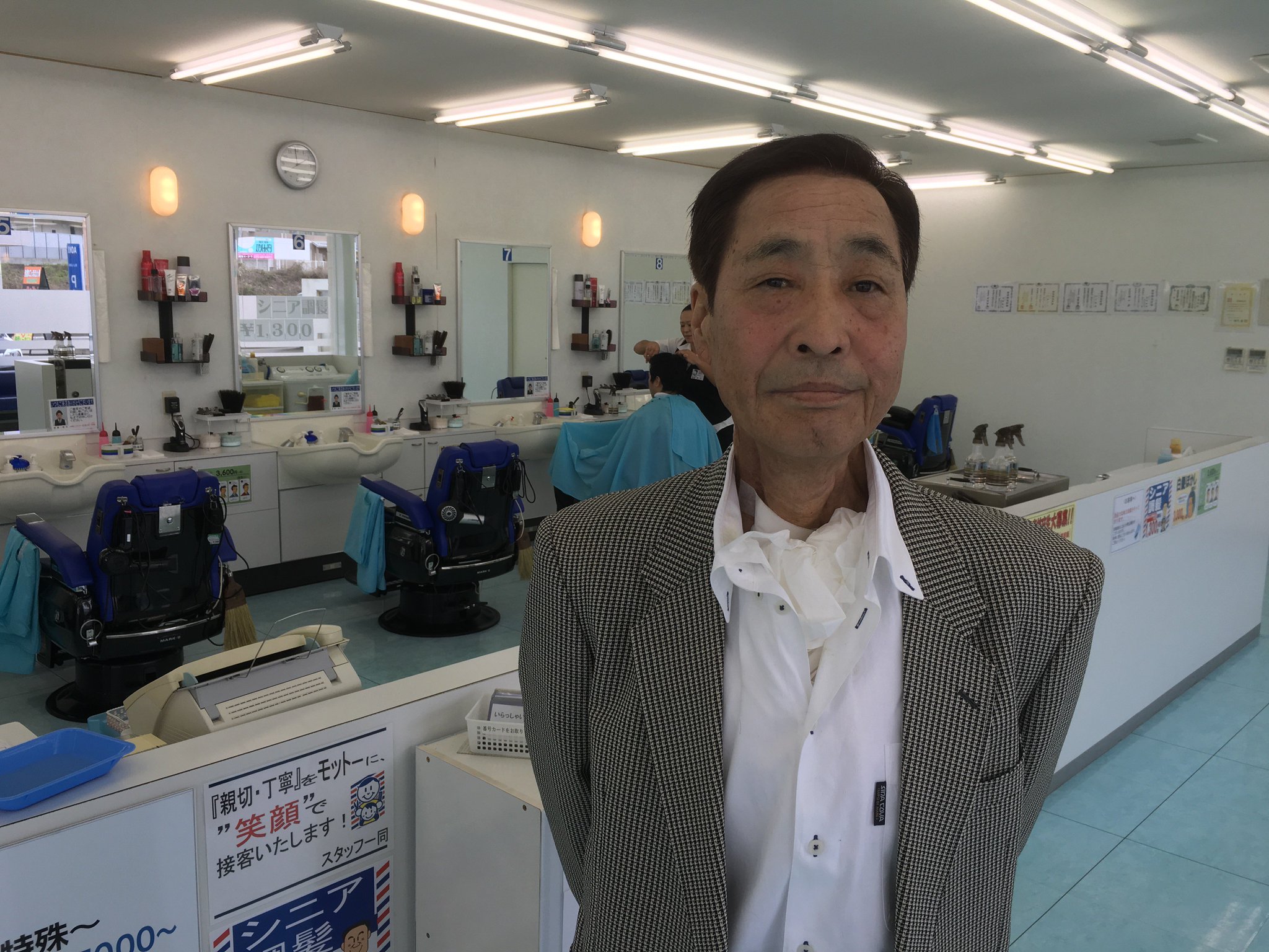 散髪を終え、Mr.ハタはブレザーを着る。息子との30年ぶりの再会まであと5時間。(1年前の英語版ツイートを元に再現しています) https://t.co/sFeOEDX69v