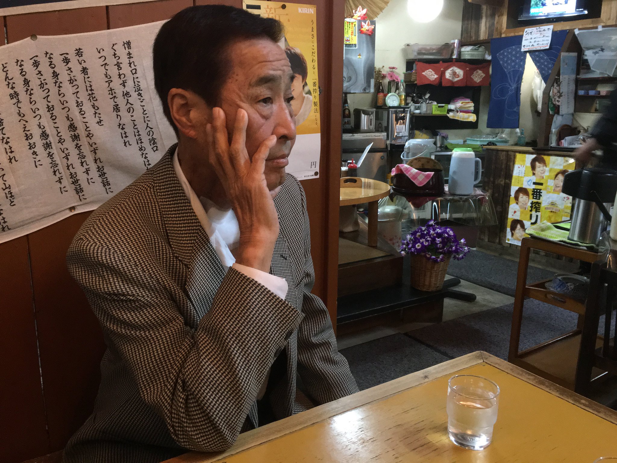 Mr.ハタは、今夜30年ぶりに息子Ｔと会ったとき彼を抱きしめるべきか握手だけにするか私に尋ねる。(1年前の英語版ツイートを元に再現しています) https://t.co/k5cdFbAyIb