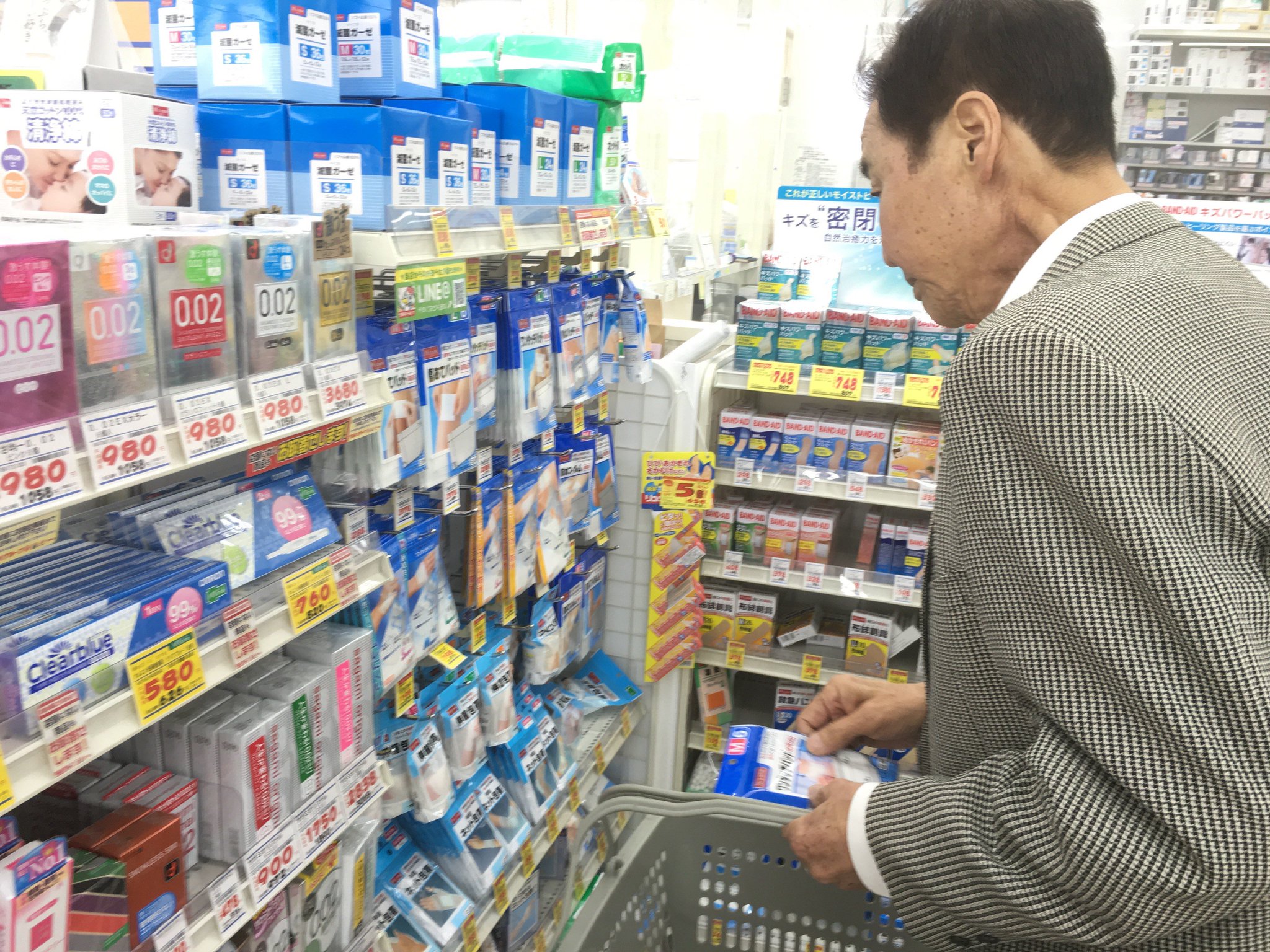 昼食後に諸用事。まずはドラッグストアで、のどに開いている穴をふさぐためのガーゼを購入。(1年前の英語版ツイートを元に再現しています) https://t.co/ax8bkY9wt6