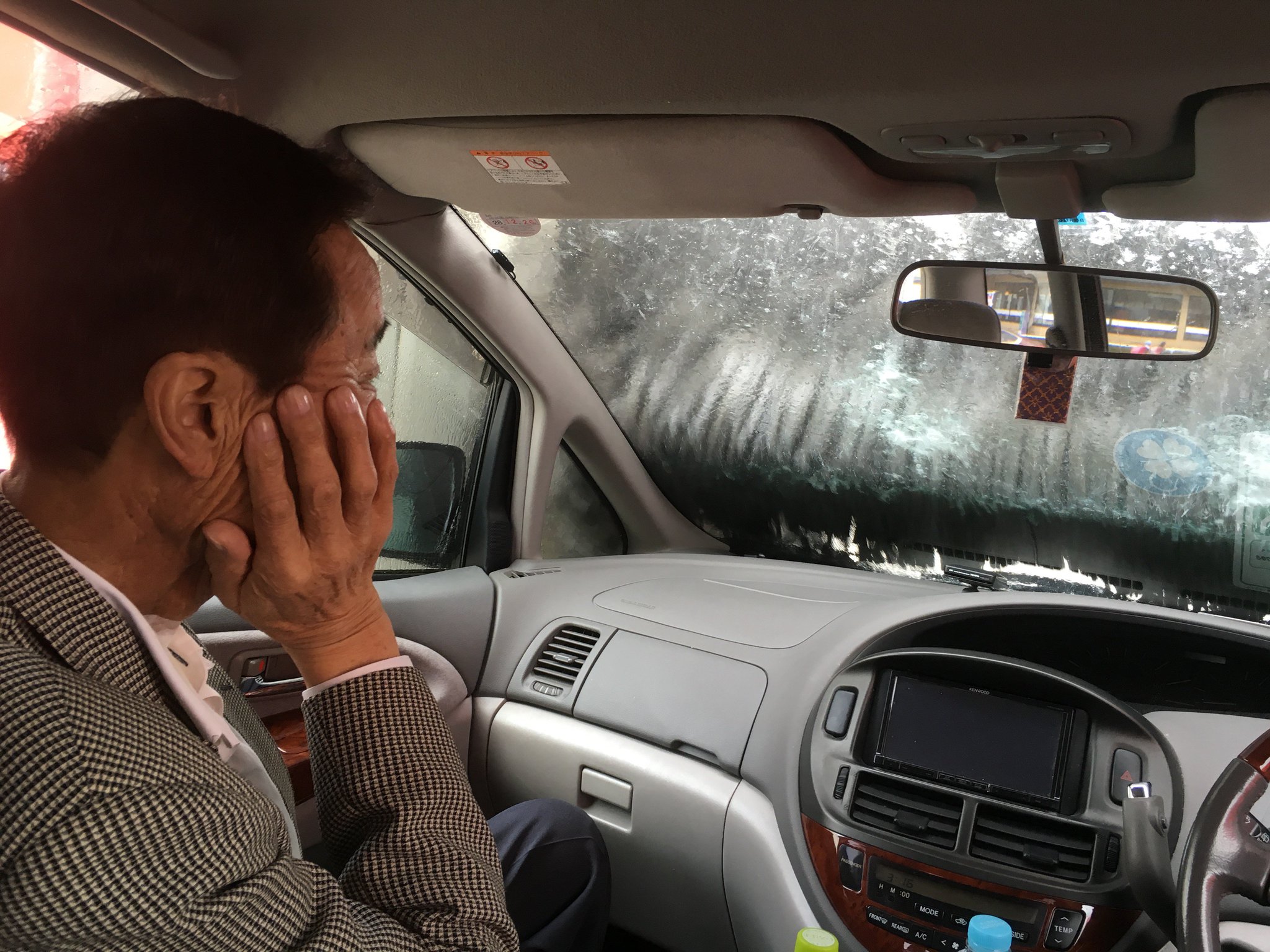 次は洗車。Mr.ハタはきれいな車で息子家族を迎えたいのだ。彼は30年間この日を待ち望んでいた。(1年前の英語版ツイートを元に再現しています) https://t.co/DXt3MvkPwH