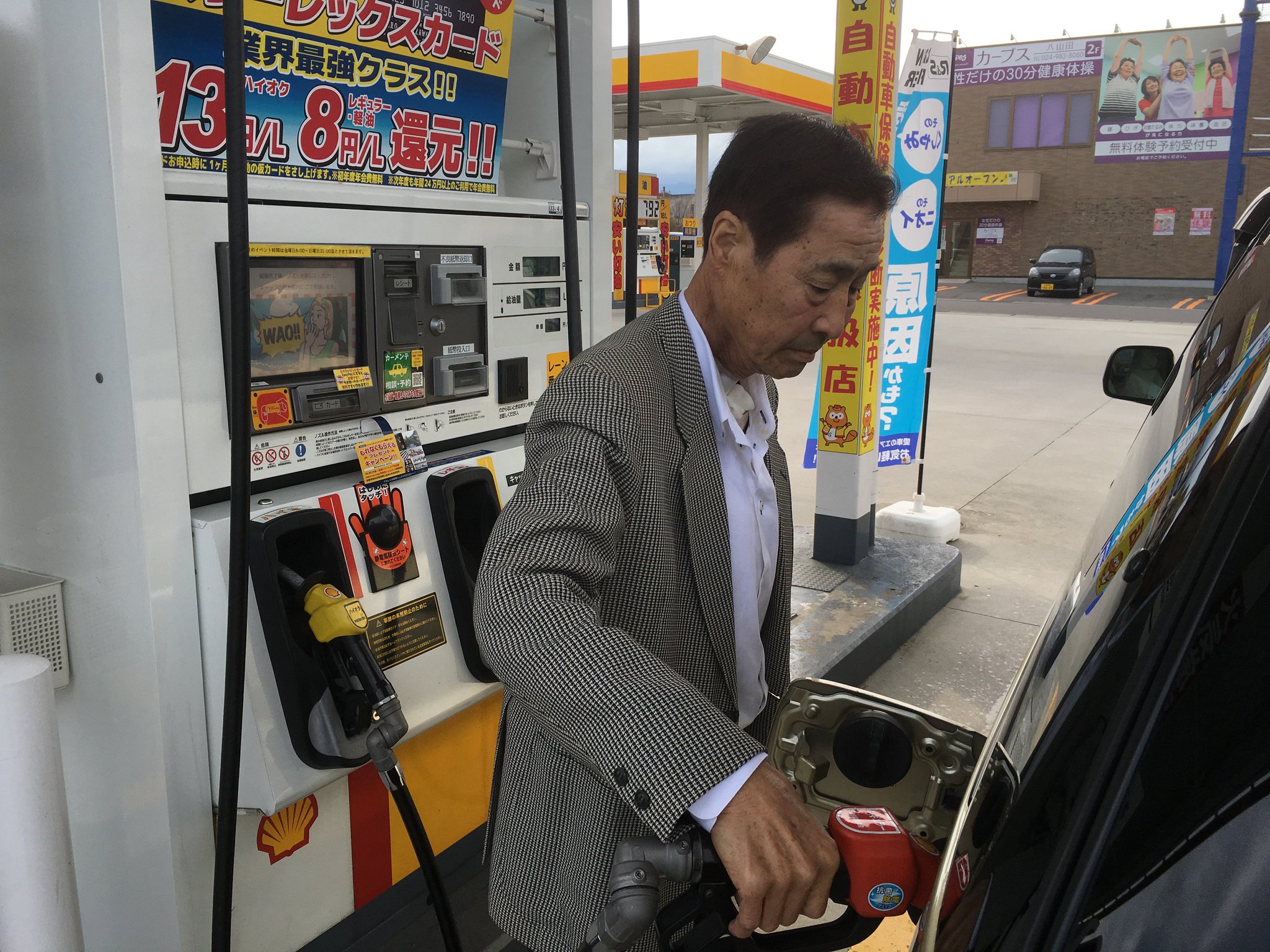 Mr.ハタは給油も自分で行い、私に手伝わせてくれない。彼は誇り高く、つましく、古風な、真の紳士。(1年前の英語版ツイートを元に再現しています) https://t.co/8CZE2hlUuG