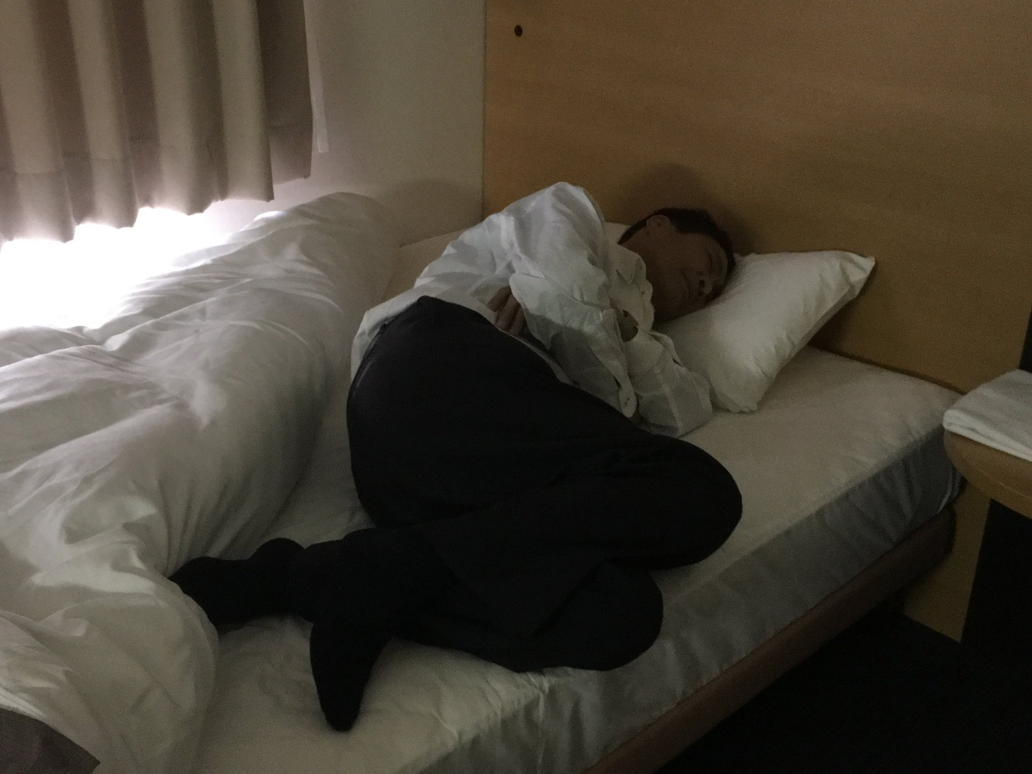 30年ぶりに会う息子の到着まであと2時間。準備で疲れたのか、駅の近くのホテルで休憩中。(1年前の英語版ツイートを元に再現しています) https://t.co/NQB1l5bxgR