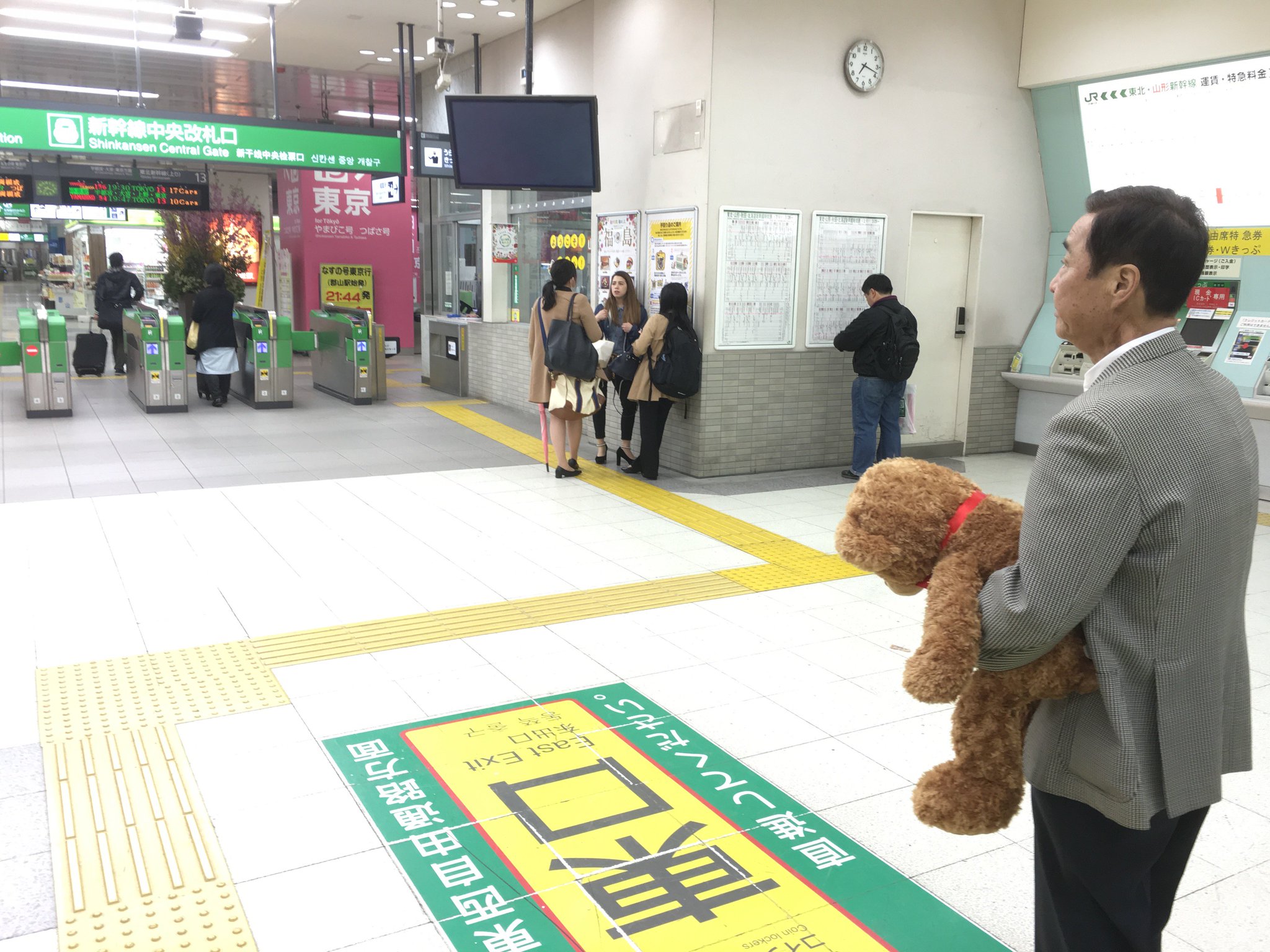 Mr.ハタは孫娘のためにテディベアを用意。彼らを乗せた新幹線はまもなく到着。(1年前の英語版ツイートを元に再現しています) https://t.co/Kv0gfO3eVk