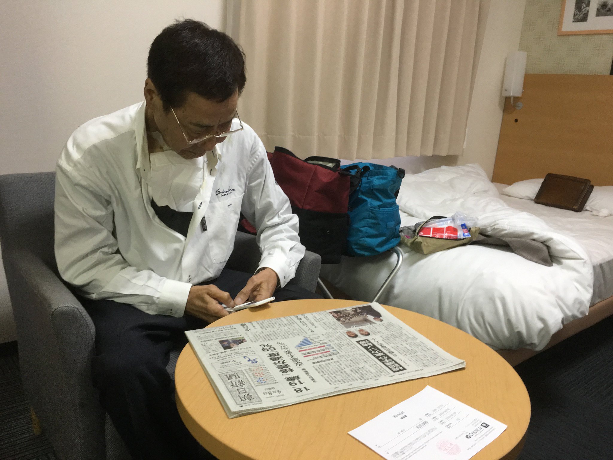 Mr.ハタは目を覚まし、携帯電話をチェック。30年会っていない息子が家族と共にやってくるまであと1時間。(1年前の英語版ツイートを元に再現しています) https://t.co/QsbuilN0P0