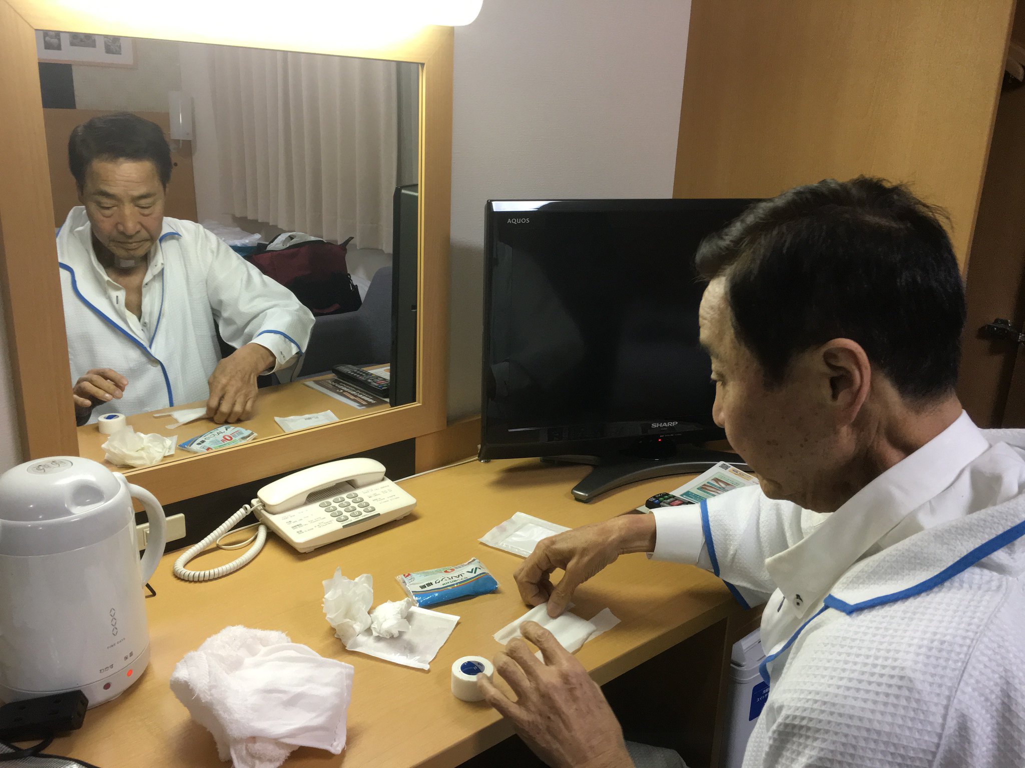 息子を迎えに行く前に、のどの穴を覆うバンドエイドを交換。がんであることを再確認。(1年前の英語版ツイートを元に再現しています) https://t.co/biNoybj8Fy