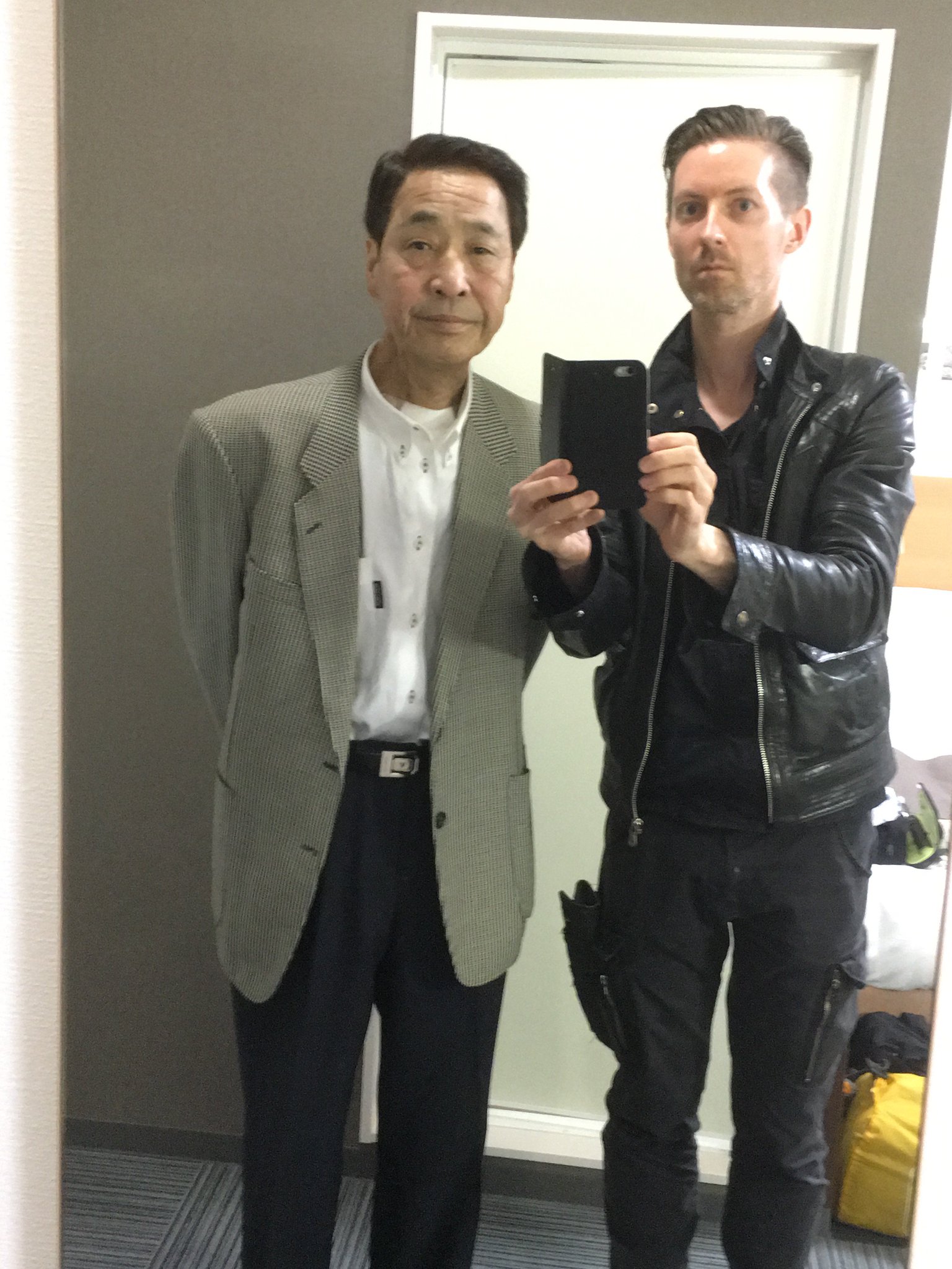 Mr.ハタの息子一家を迎えに、駅へ出発！(1年前の英語版ツイートを元に再現しています) https://t.co/9mYKw8b4eM