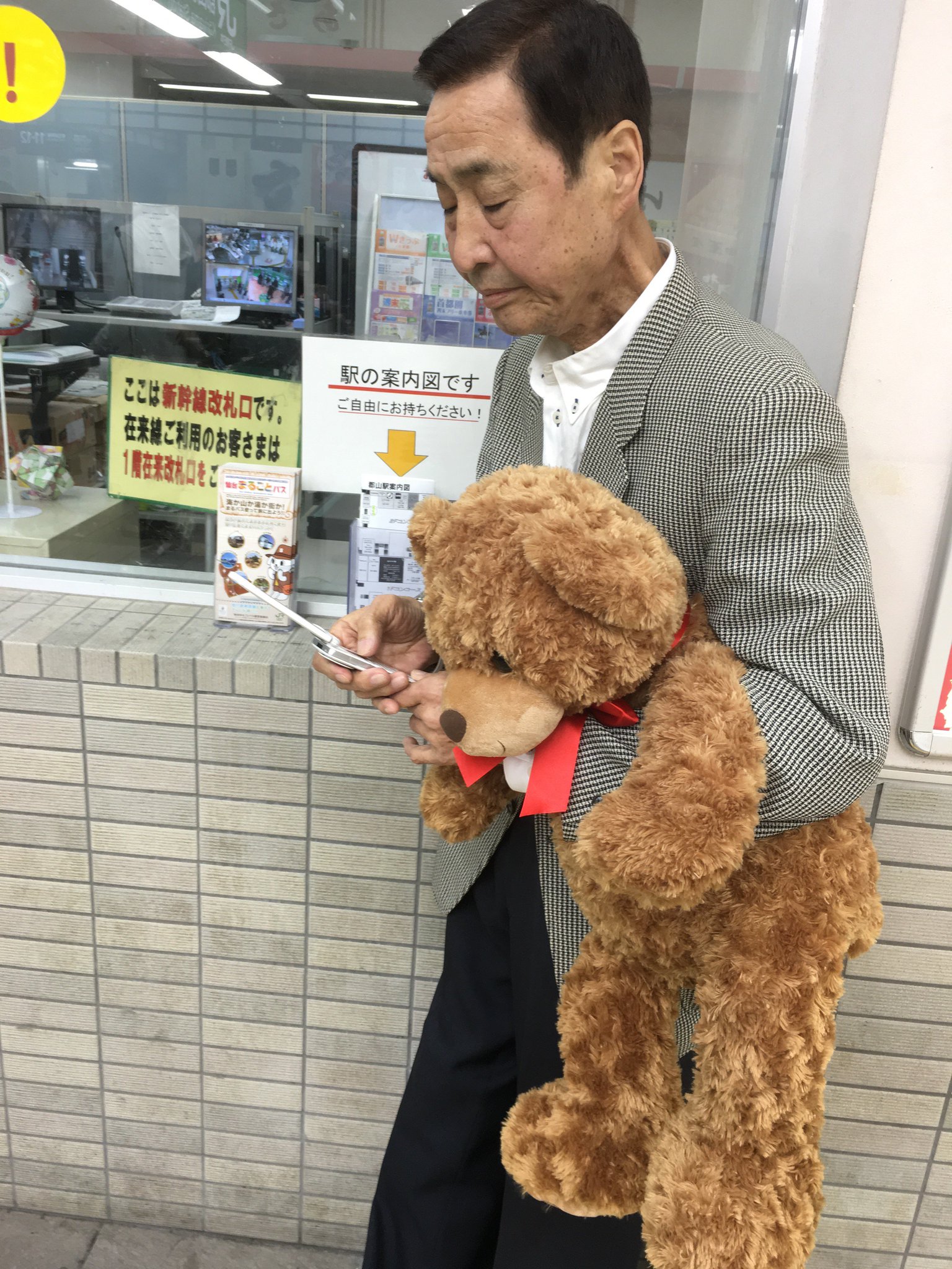 19:19の新幹線に彼の息子は乗っていないみたい。Mr.ハタは電話をかけてみる。(1年前の英語版ツイートを元に再現しています) https://t.co/tJqXX2thVo