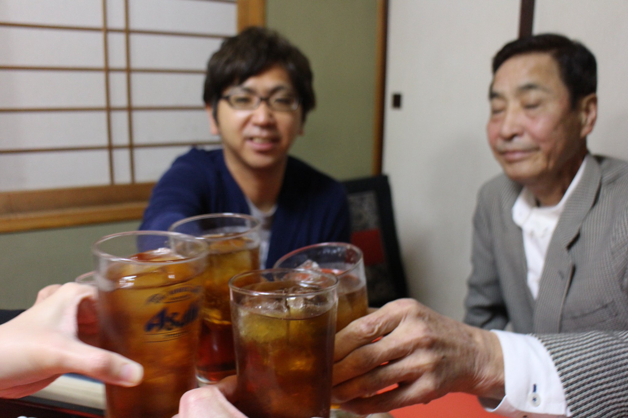 30年ぶりの再会、父と息子が盃を交わす。(1年前の英語版ツイートを元に再現しています) https://t.co/8g26ZDkOJx