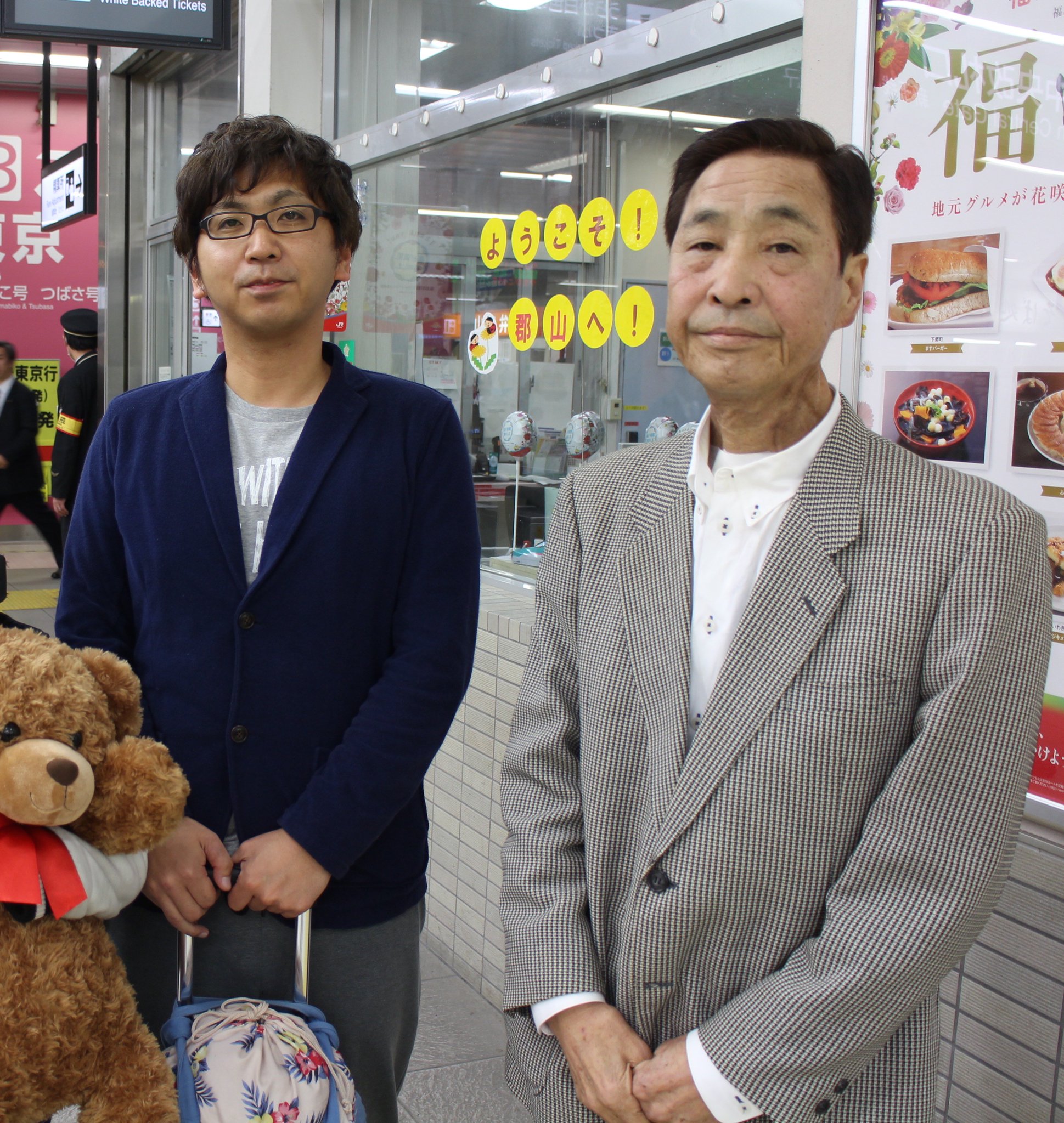 Mr.ハタの息子Ｔは、妻と娘はだめだけど自分のことは撮ってもよいと言ってくれた。彼とMr.ハタのドキュメントを続けることができる。(1年前の英語版ツイートを元に再現しています) https://t.co/fv8HYNDR2q