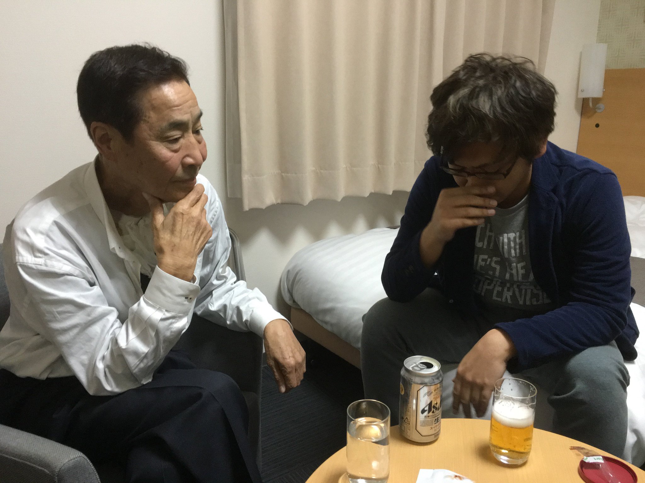 ホテルにて。Ｔの奥さんと12歳の娘は眠りについた。父と息子の30年ぶりの語らい。腹を割って。(1年前の英語版ツイートを元に再現しています) https://t.co/oCbFqWxl6i