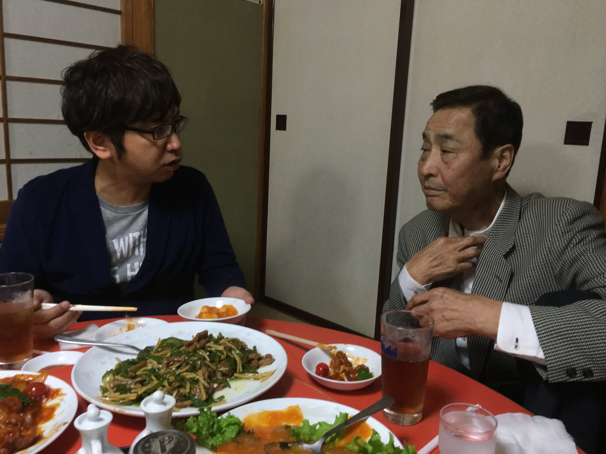 30年以上の後に、Mr.ハタと息子Ｔは食事を共にし語り合う。(1年前の英語版ツイートを元に再現しています) https://t.co/TzUnCMcYoA