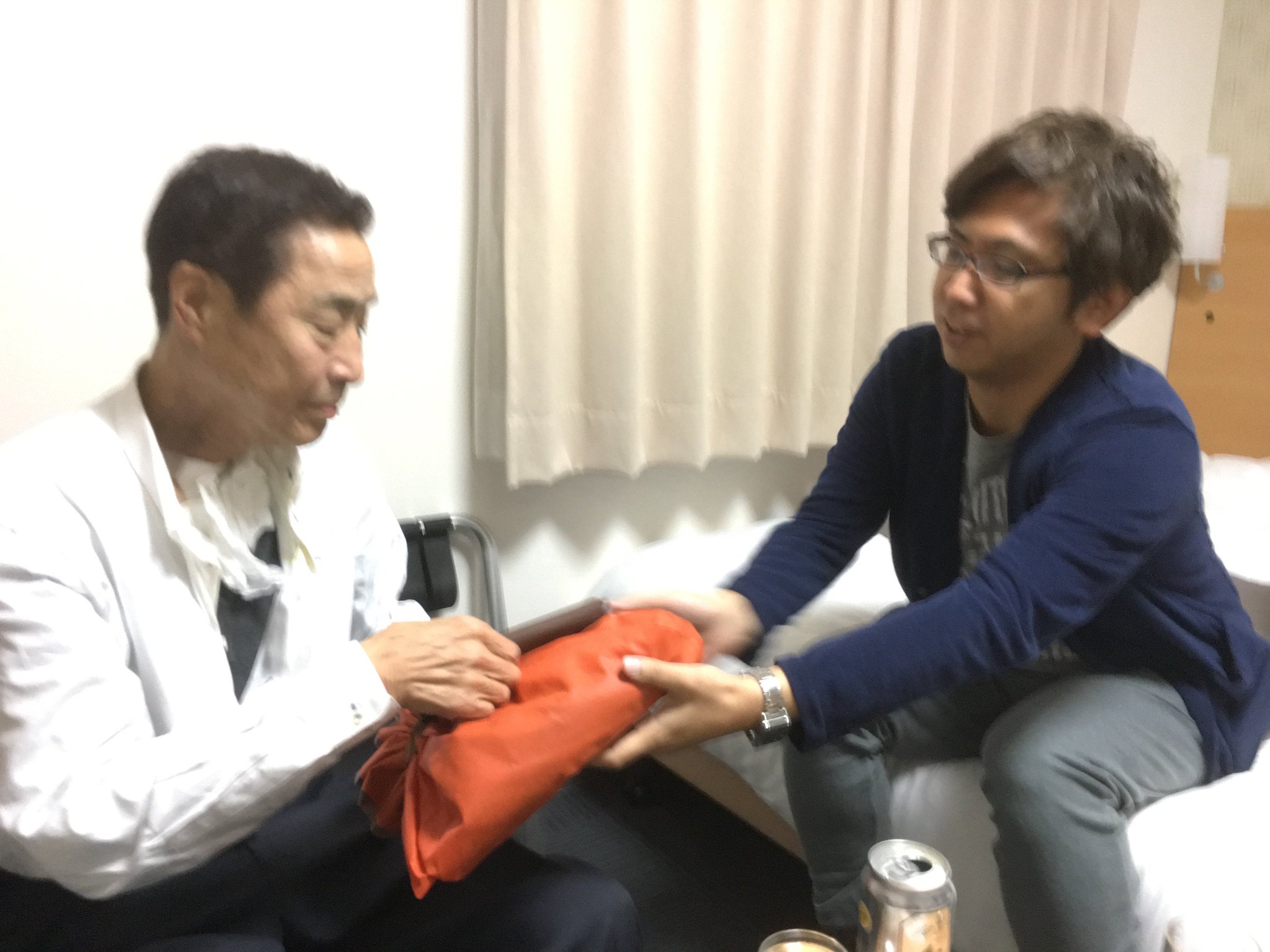 Ｔは30年間会っていなかった父親にプレゼントを持ってきていた。一つ目は万年筆。(1年前の英語版ツイートを元に再現しています) https://t.co/4IL04JOijR