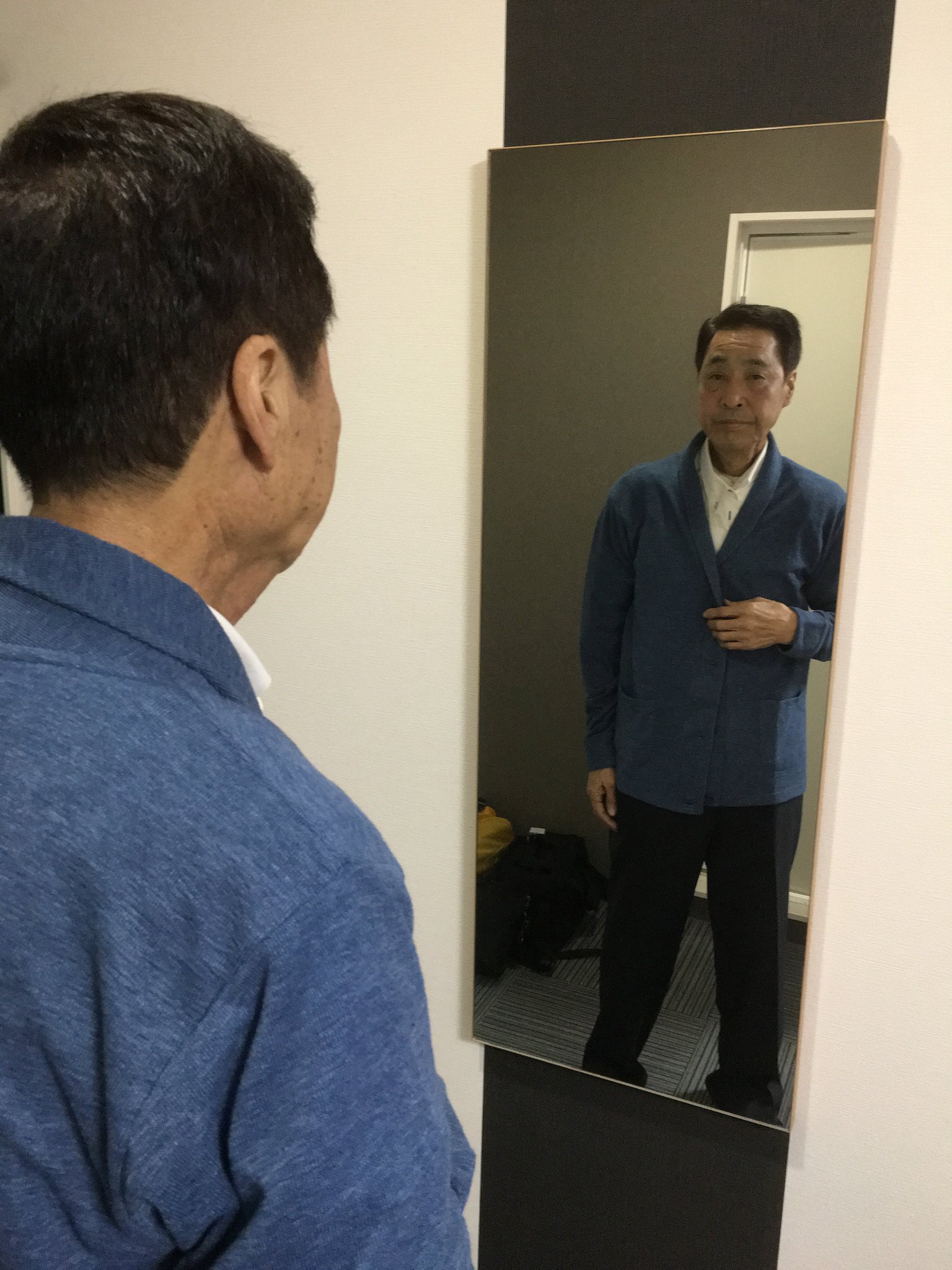 Ｔが父親に持ってきたもう一つのプレゼントはきれいなカーディガンだった。サイズもぴったり。(1年前の英語版ツイートを元に再現しています) https://t.co/RhS5EQgQx3
