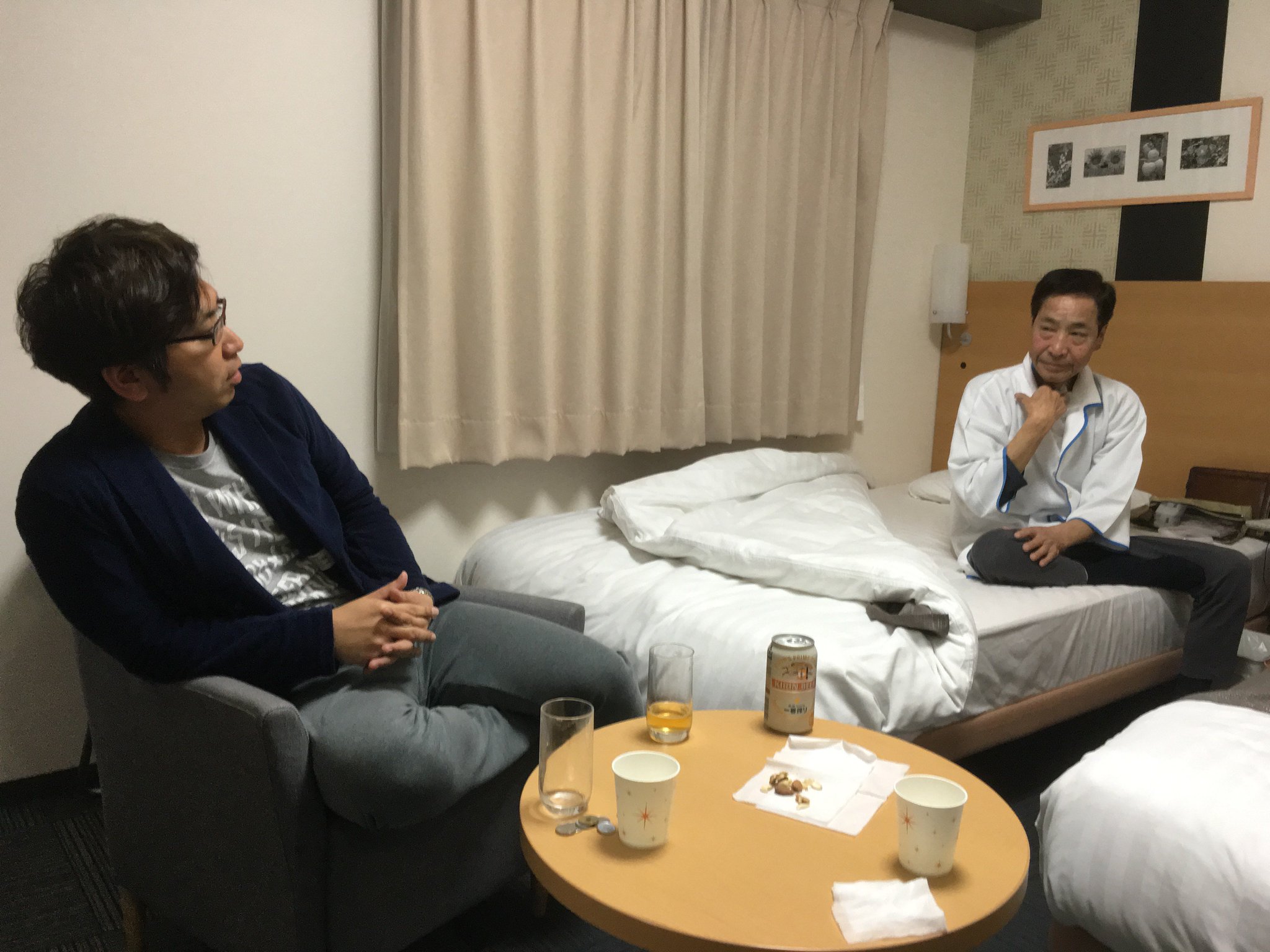 どんなに疲れていてもMr.ハタは「お休み」とは言いたくない。寝る準備を終えても彼はＴと話し続けている。(1年前の英語版ツイートを元に再現しています) https://t.co/un2F9SXG87