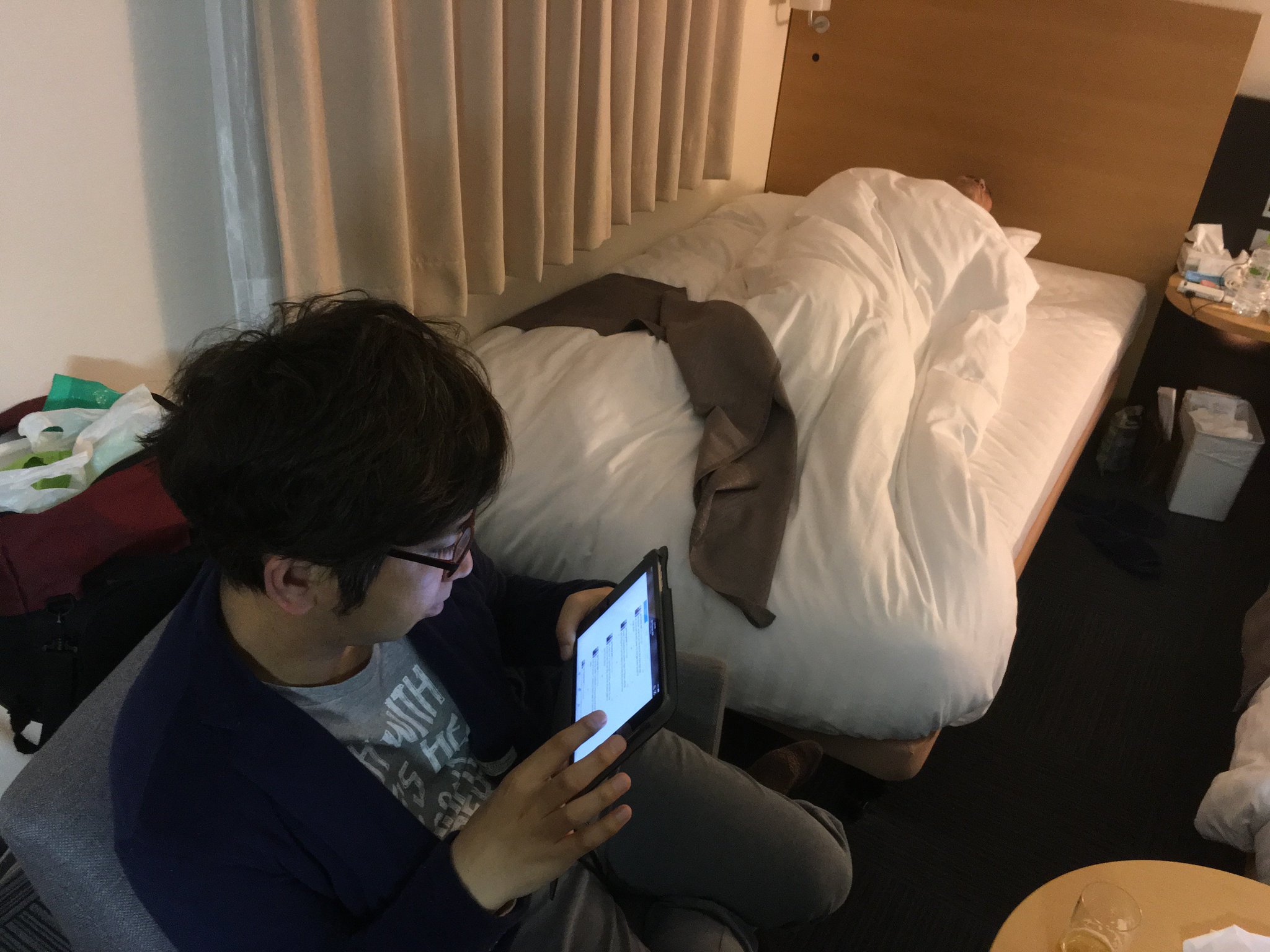 Mr.ハタは痛みと咳に苦しみながらベッドに入る。Ｔは私のiPadでこのツイートとコメントを見ている。(1年前の英語版ツイートを元に再現しています) https://t.co/xB7FBfA3Vp
