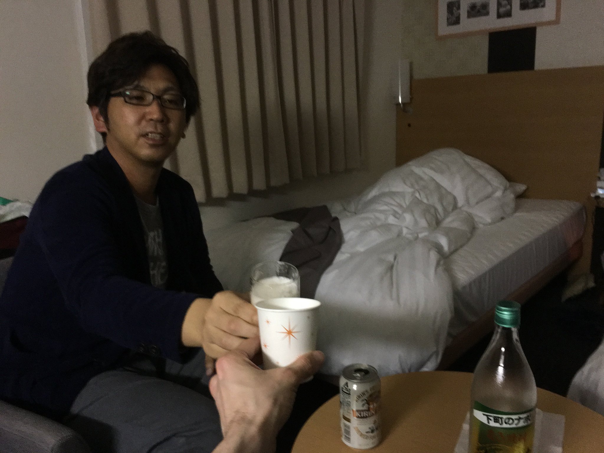 Mr.ハタの寝息を聞きながら、Tと私はで乾杯。私に自分を見つけてくれてありがとうと礼を言い、私を「兄」と呼んでくれた。(1年前の英語版ツイートを元に再現しています) https://t.co/M58UlZnVaE