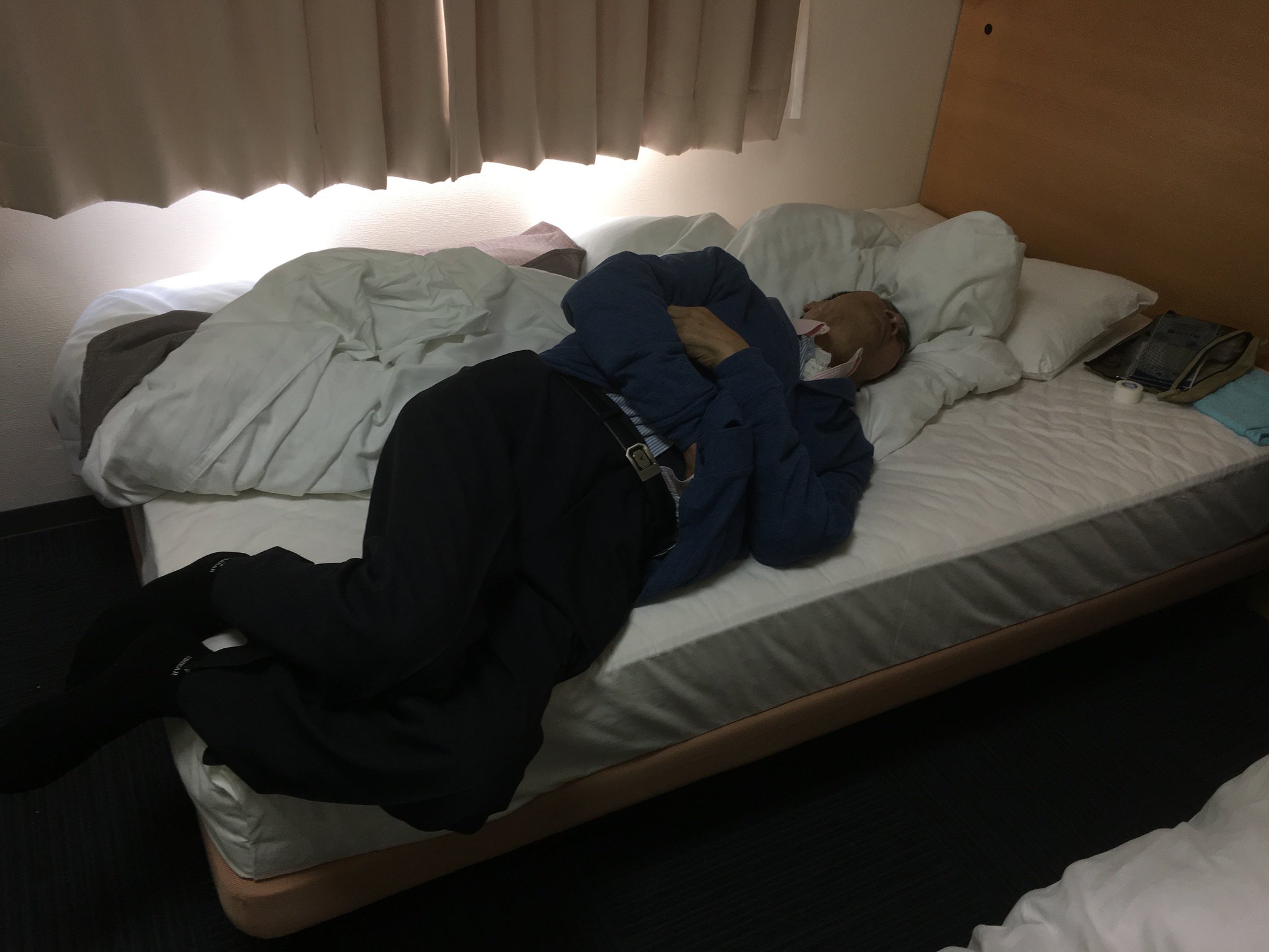 朝食を終えて部屋に戻ると、Mr.ハタはベッドに倒れ込む。荷物をまとめて今から病院へ。(1年前の英語版ツイートを元に再現しています) https://t.co/yl9Lbsfi6i