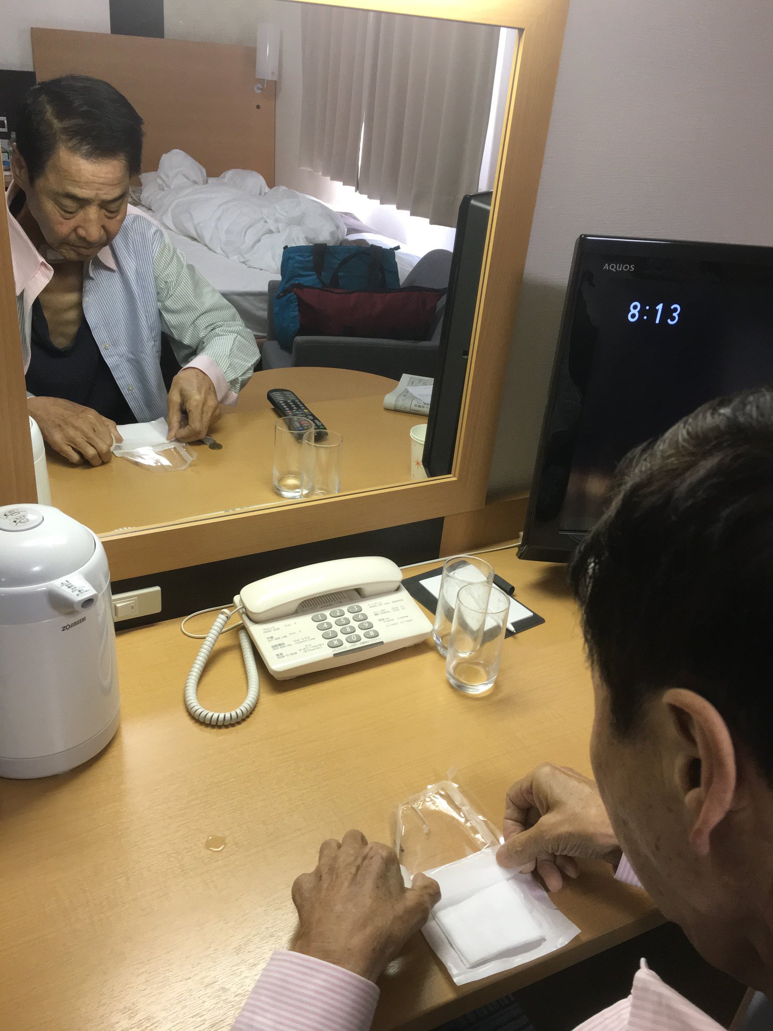 Mr.ハタが起床。まず、のどに開いた穴をふさぐバンドエイドを準備。(1年前の英語版ツイートを元に再現しています) https://t.co/3X9Dm0rXpP