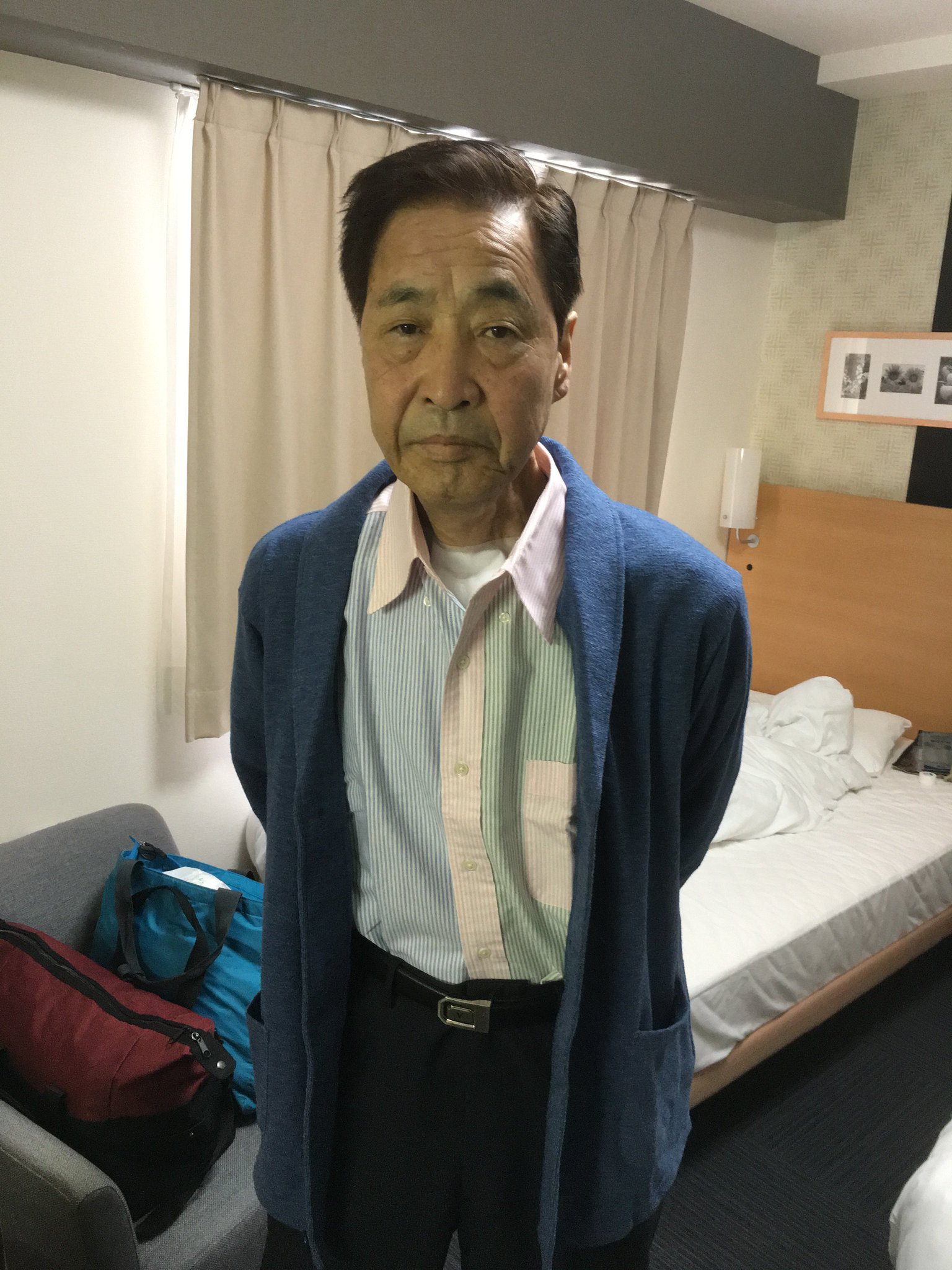 格好いいブルーのカーディガン。これは昨夜ＴがMr.ハタにあげたもの。今から彼との朝食へ。(1年前の英語版ツイートを元に再現しています) https://t.co/D6PjQ9hHpM