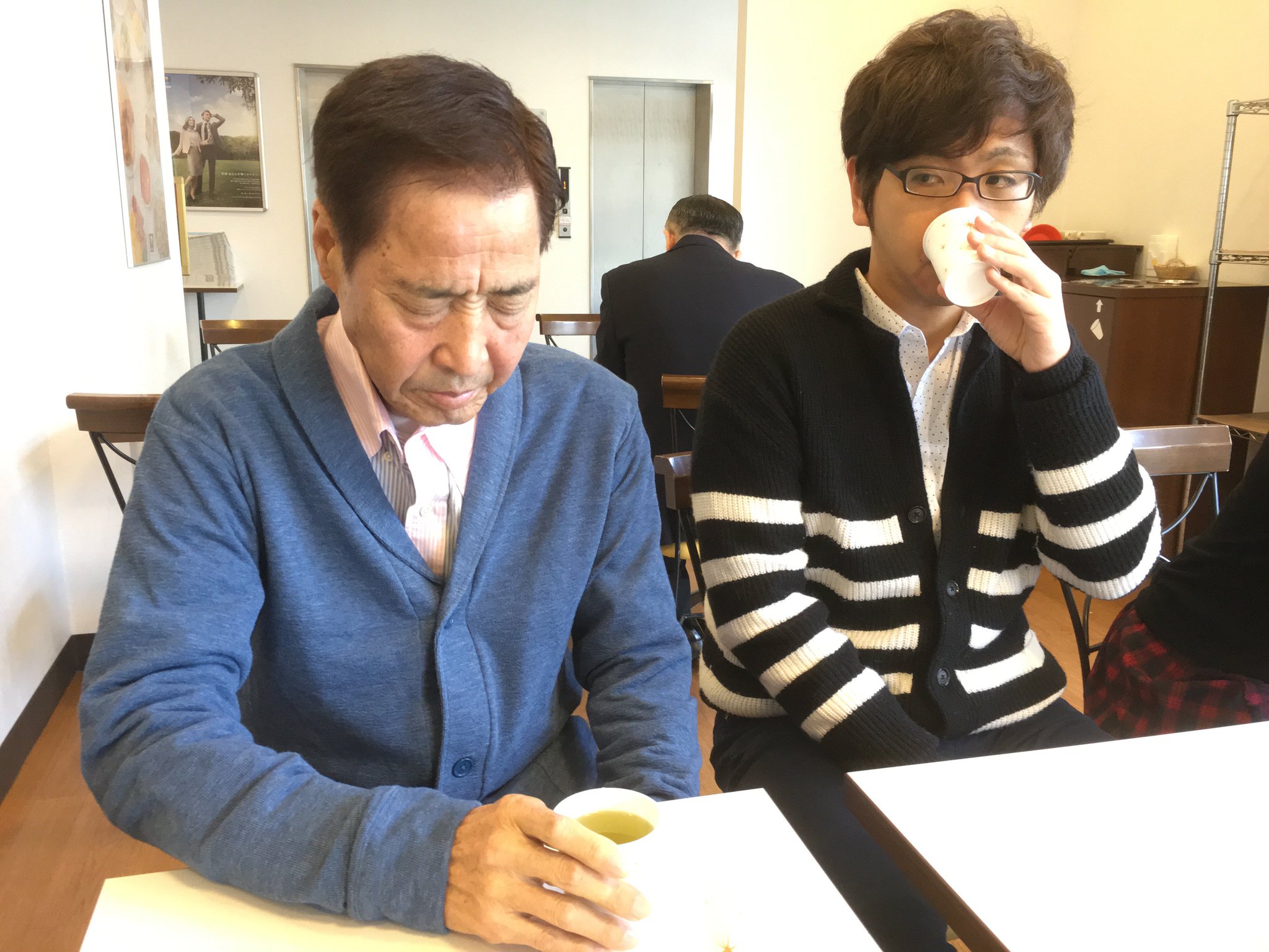 Mr.ハタは何とかＴとの朝食へ。だけど食欲はなく、目を開けているのもつらい。(1年前の英語版ツイートを元に再現しています) https://t.co/VRhTgN9QYS