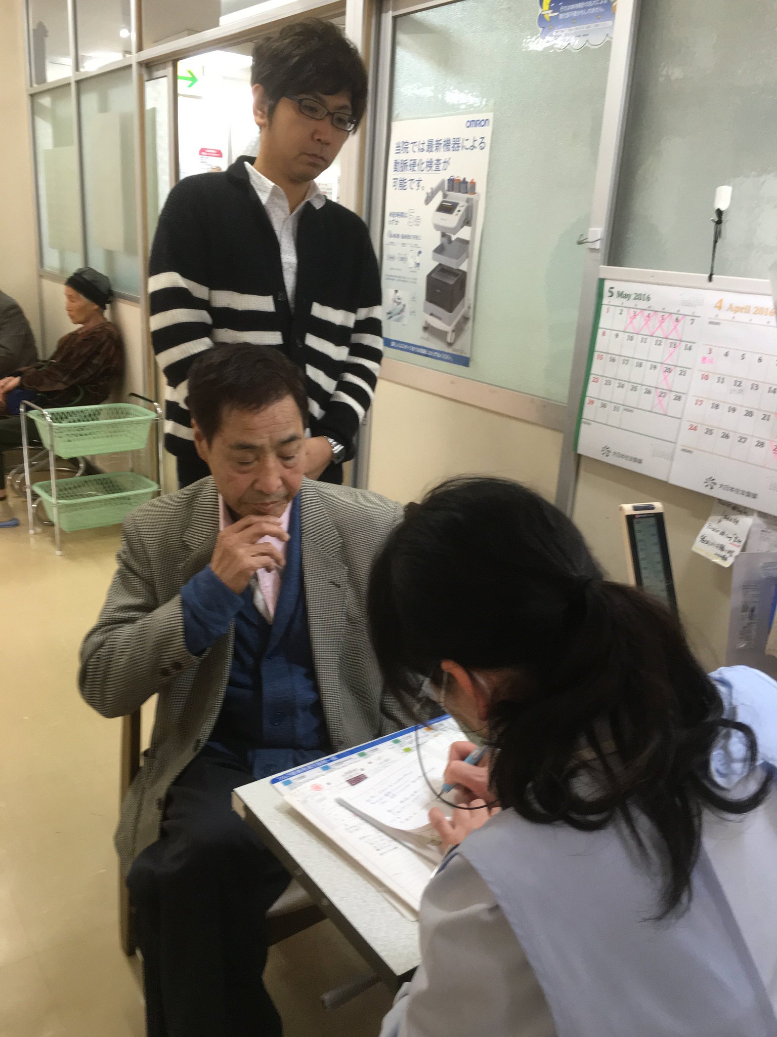 30年ぶりの再会にMr.ハタは少し張り切りすぎたのかもしれない。病院へ行くことは予定外。(1年前の英語版ツイートを元に再現しています) https://t.co/xZ6vg3DqrW