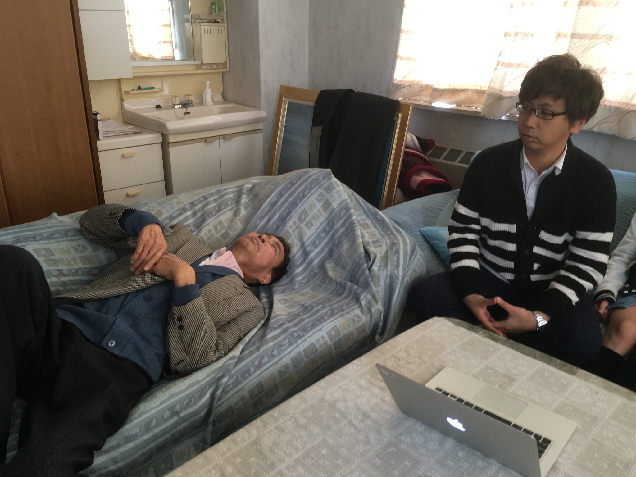 順番待ちをしていると、主治医が私たちをオフィスへ案内。彼女の計らいで私が作ったホスピスのドキュメンタリーを観賞することに。主人公はMr.ハタ。(1年前の英語版ツイートを元に再現しています) https://t.co/wUtgMRaVKP