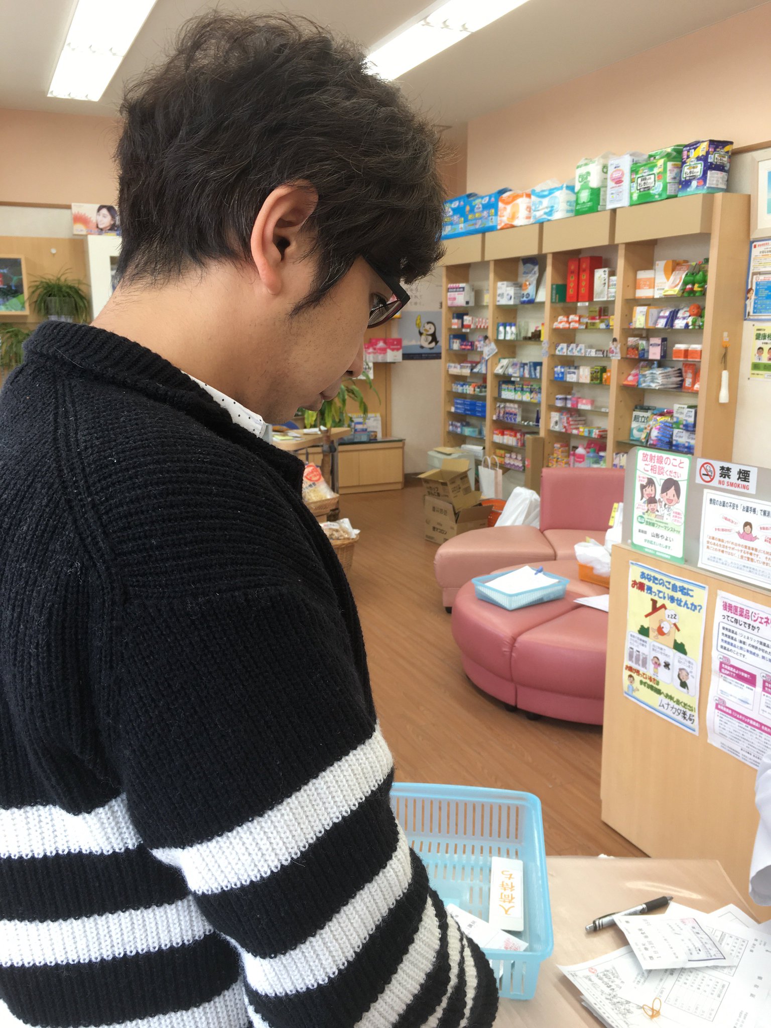 主治医が痛み止めの処方箋を書いてくれた。Mr.ハタの息子は隣の薬局で薬を受け取る。(1年前の英語版ツイートを元に再現しています) https://t.co/eZIJ0eo6B9