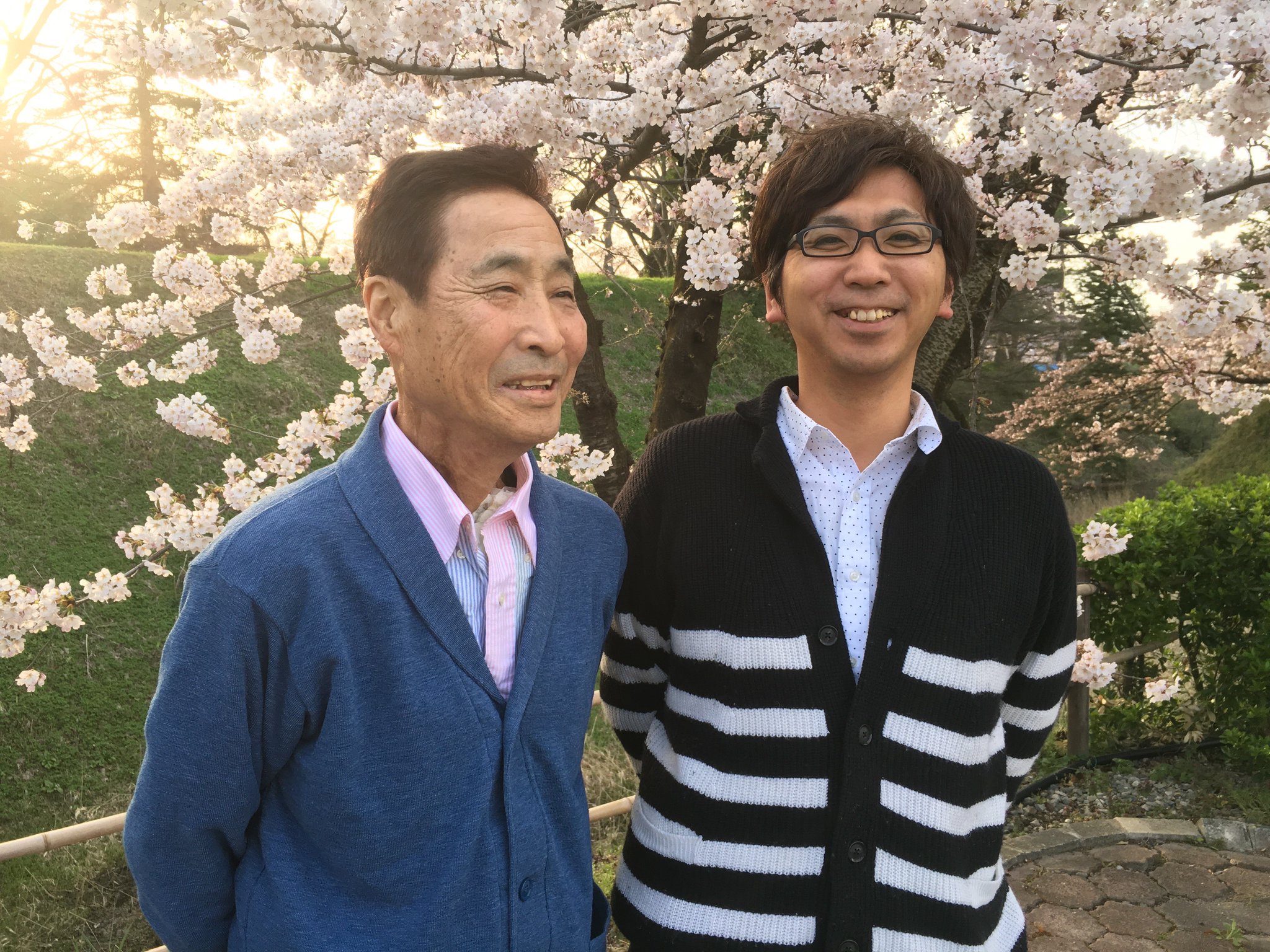 Mr.ハタは冬を越せると思っていなかった。でも今、こうして息子と桜を見ている。(1年前の英語版ツイートを元に再現しています) https://t.co/E1xIQvUK27