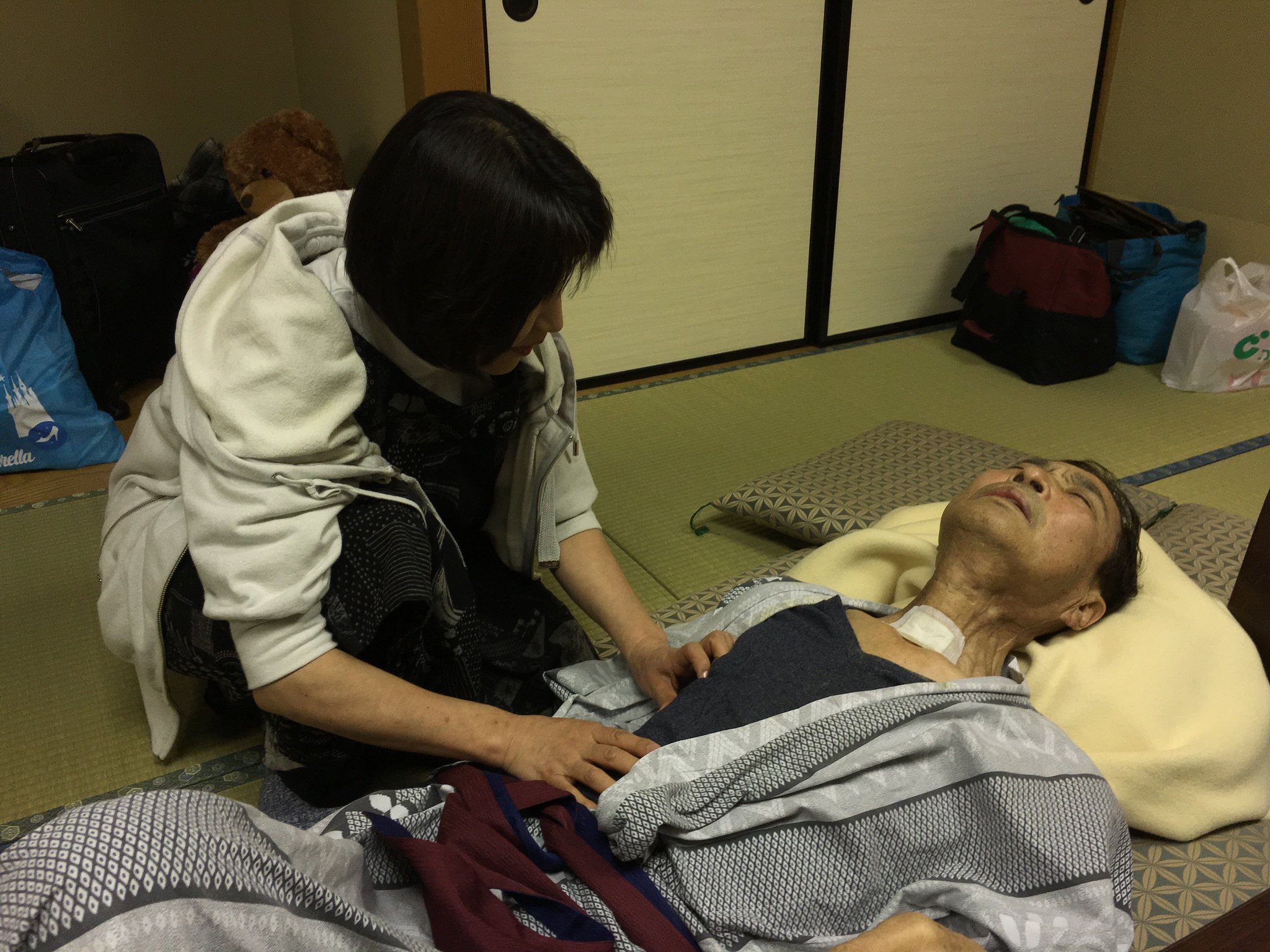 温泉に戻ると、Mr.ハタの主治医の今田先生が呼ばれていた。彼女は旅館で「訪問診療」中。(1年前の英語版ツイートを元に再現しています) https://t.co/wvOiVvjjaT
