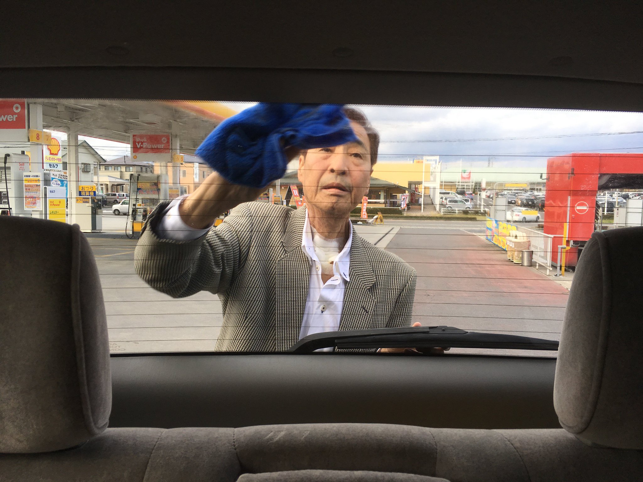 Mr.ハタは誇り高き男。がんにも関わらず、息子が乗る車は自分できれいに。(1年前の英語版ツイートを元に再現しています) https://t.co/Clz7BefAtt